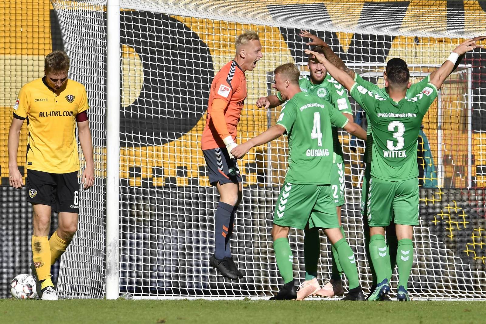 marco hartmann, dynamo dresden, greuther fürth, 2. bundesliga Marco Hartmann schleicht vom Platz, Fürth jubelt