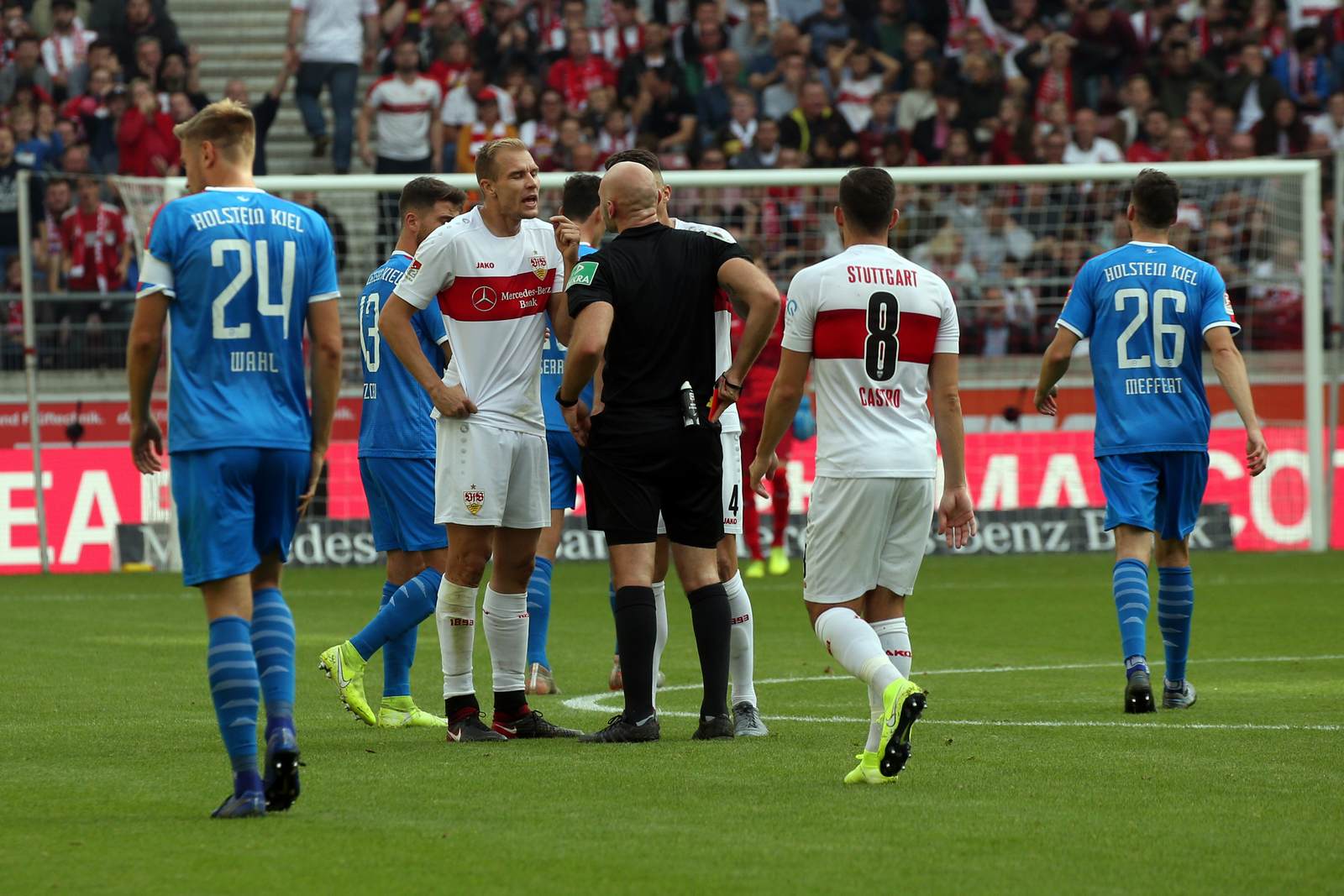 benedikt kempkes, holger badstuber, vfb stuttgart, 2. bundesliga Benedikt Kempkes zeigt Holger Badstuber die rote Karte