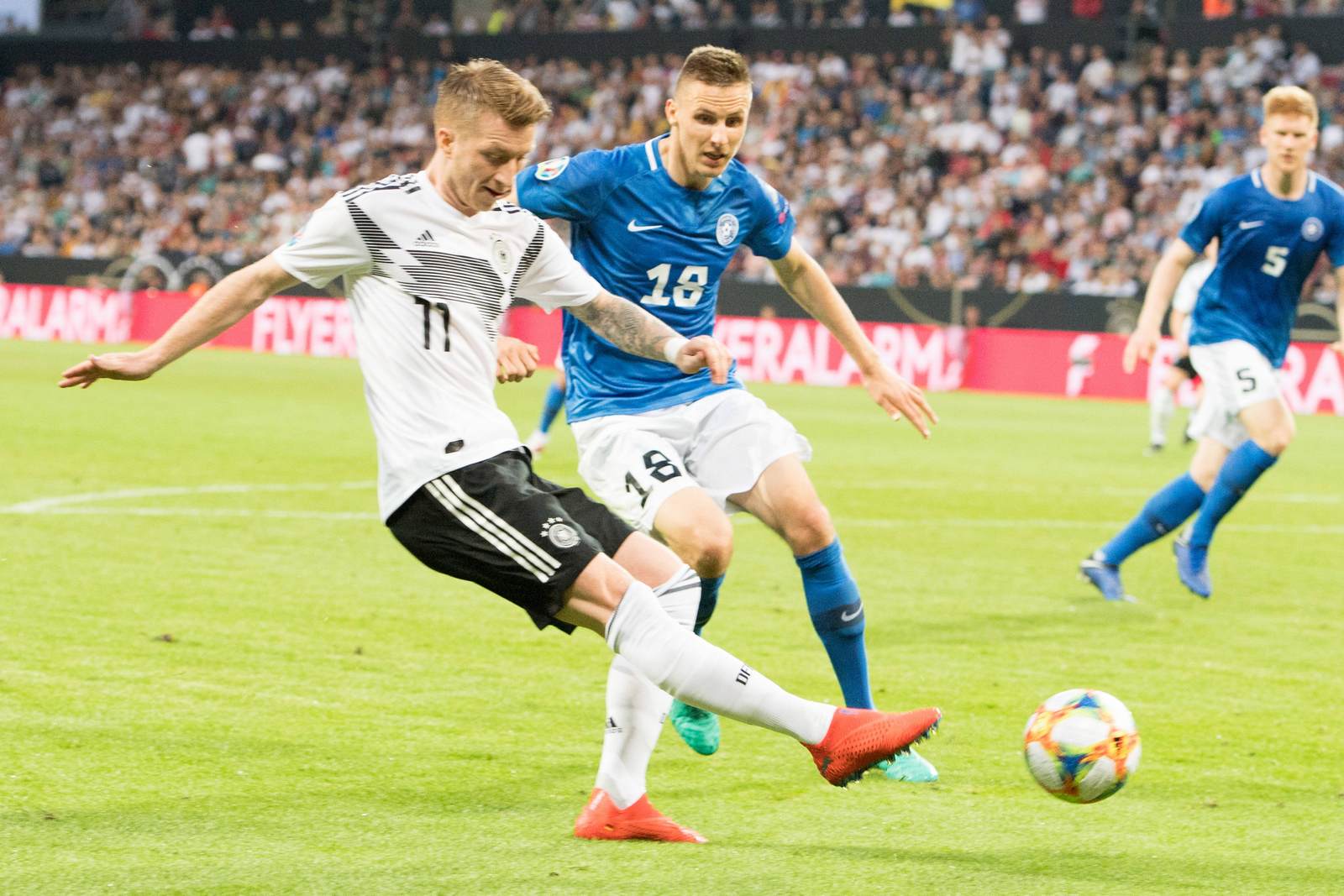 marco reus, deutschland, em quali Marco Reus im Zweikampf. Jetzt auf Deutschland gegen Estland wetten?