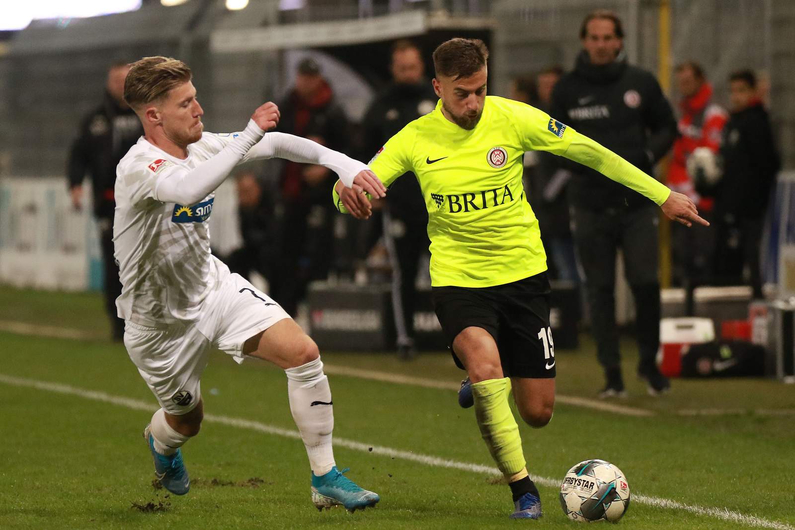niemeyer wiesbaden türpitz sandhausen 2.bundesliga Michel Niemeyer gewinnt Zweikampf gegen Philip Türpitz