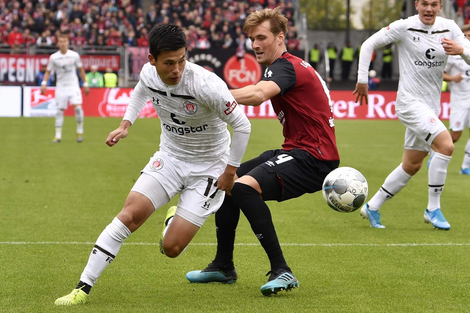 2. bundesliga, fc st. pauli, ryo miyaichi Ryo Miyaichui (l.) gegen Nürnbergs Asger Sörensen.