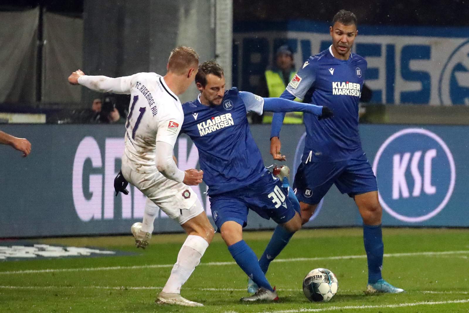 2. bundesliga, ksc, anton fink Anton Fink (m.) trifft zum 1:1 gegen Aue.