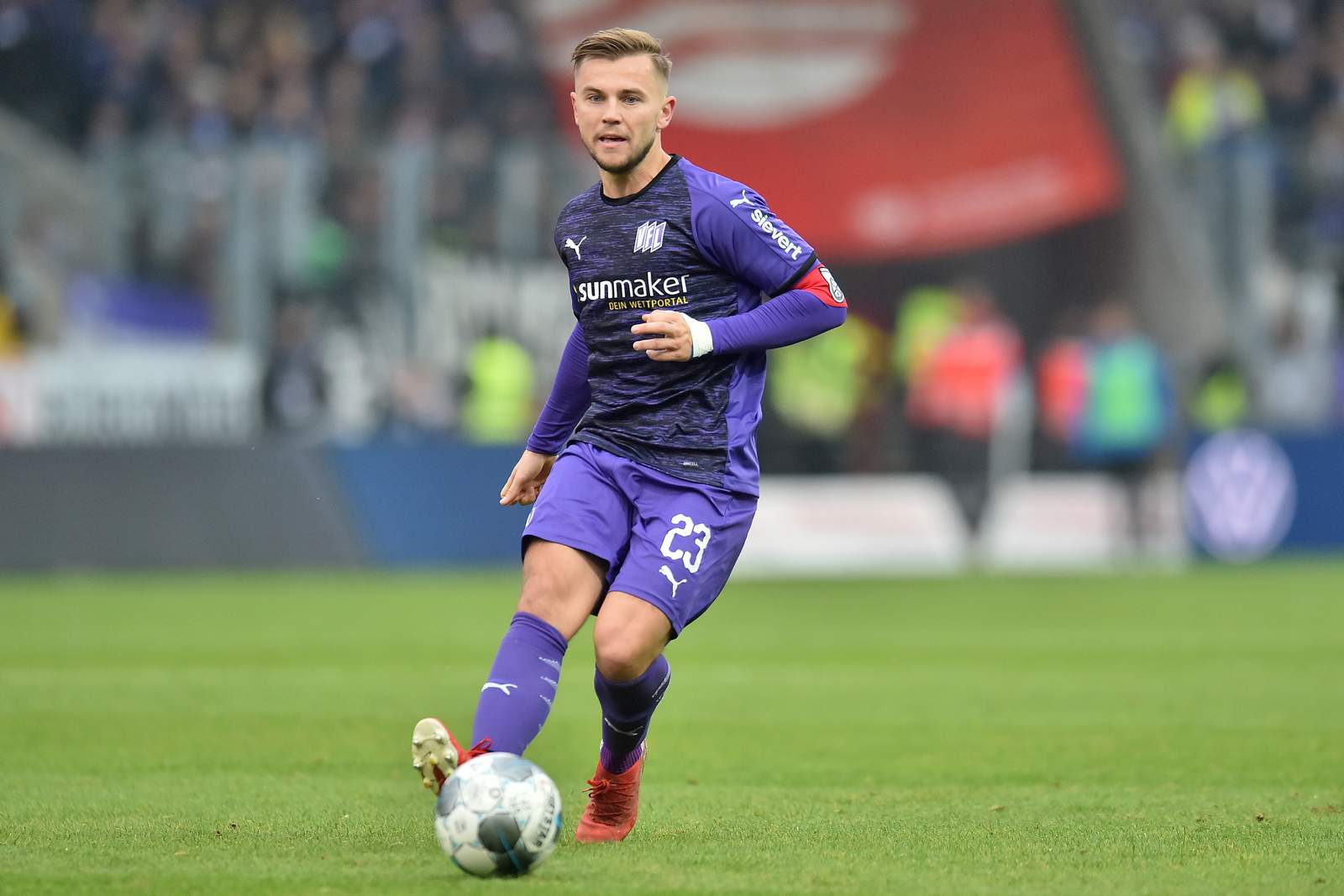 david blacha, vfl osnabrück, 2. bundesliga David Blacha am Ball für den VfL Osnabrück