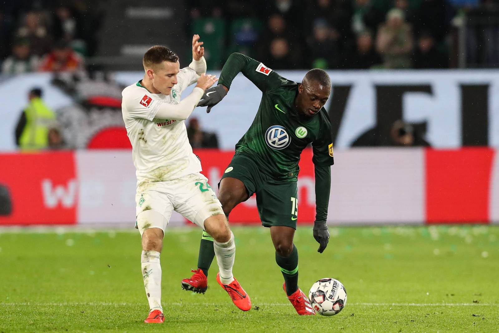 Johannes Eggestein (l.) von Werder gegen Jerome Roussillon vom VfL Wolfsburg