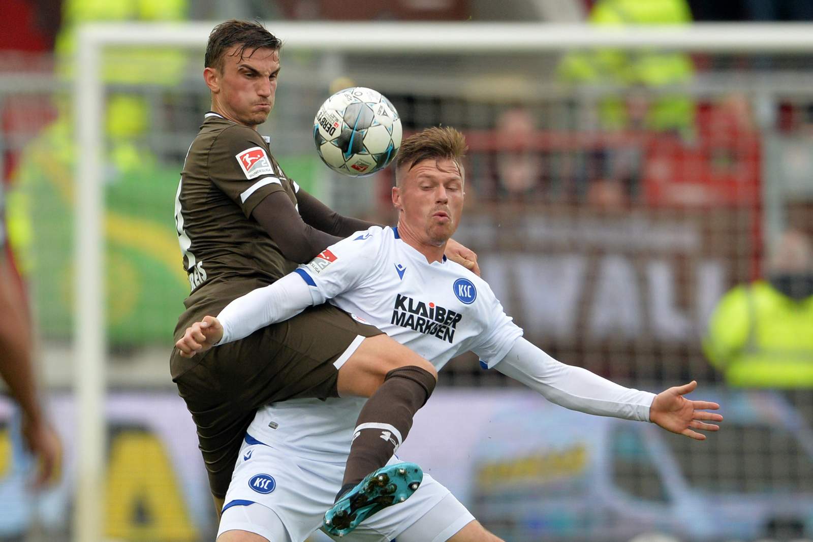 2. bundesliga, ksc, marvin pourie, fc st. pauli, philipp ziereis Marvin Pourié (v.) gegen St. Paulis Philipp Ziereis.