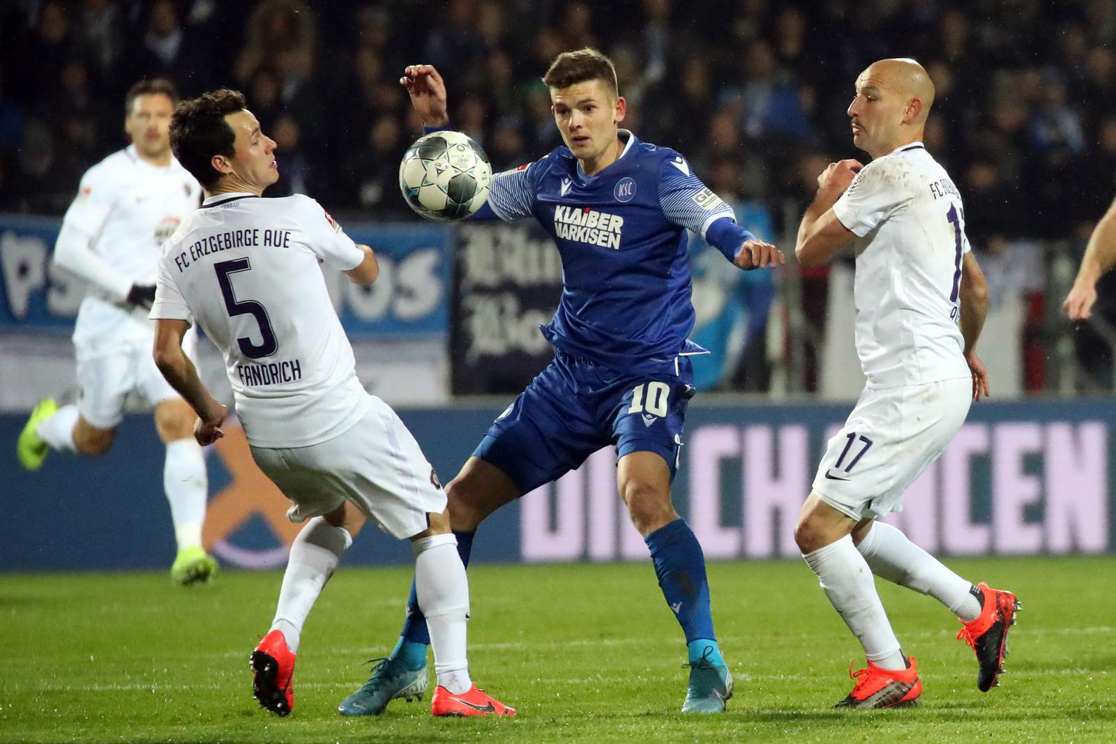 2. bundesliga, ksc, marvin wanitzek Marvin Wanitzek (m.) gegen Aues Clemens Fandrichund Philipp Riese.