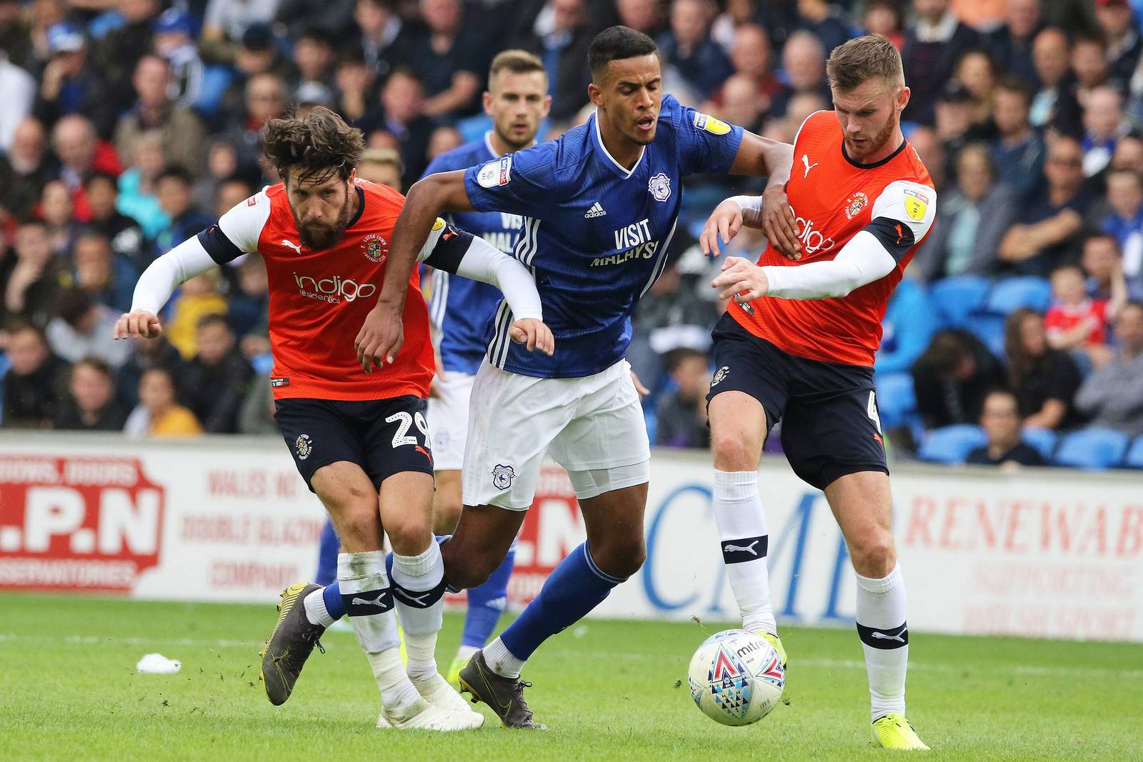 championship, cardiff city, robert glatzel Robert Glatzel (m.) gegen Ryan Tunnicliffe und Jacob Butterfield von Lutton Town.