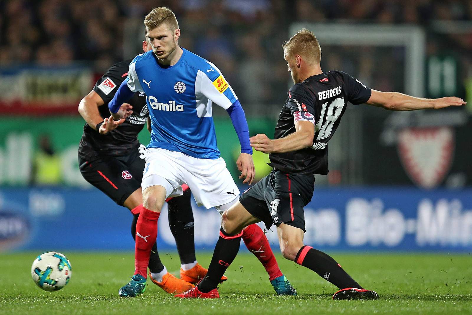Alexander Mühling von Holstein Kiel gegen Hanno Behrens vom 1. FC Nürnberg
