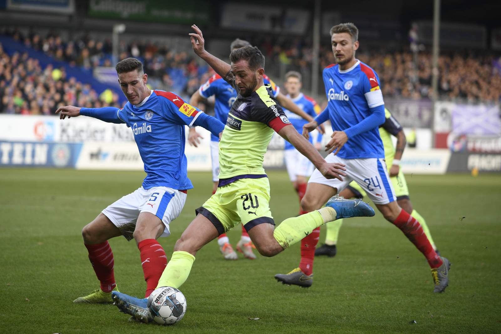 2. bundesliga, holstein kiel, marc heider Marc Heider (m.) gegen Kiels Phil Neumann.
