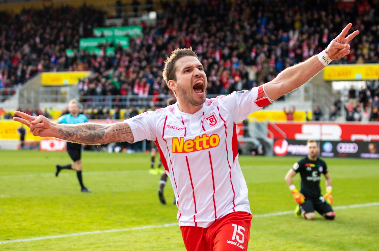 2. bundesliga, jahn regensburg, marco grüttner Marco Grüttner jubelt gegen St. Pauli.