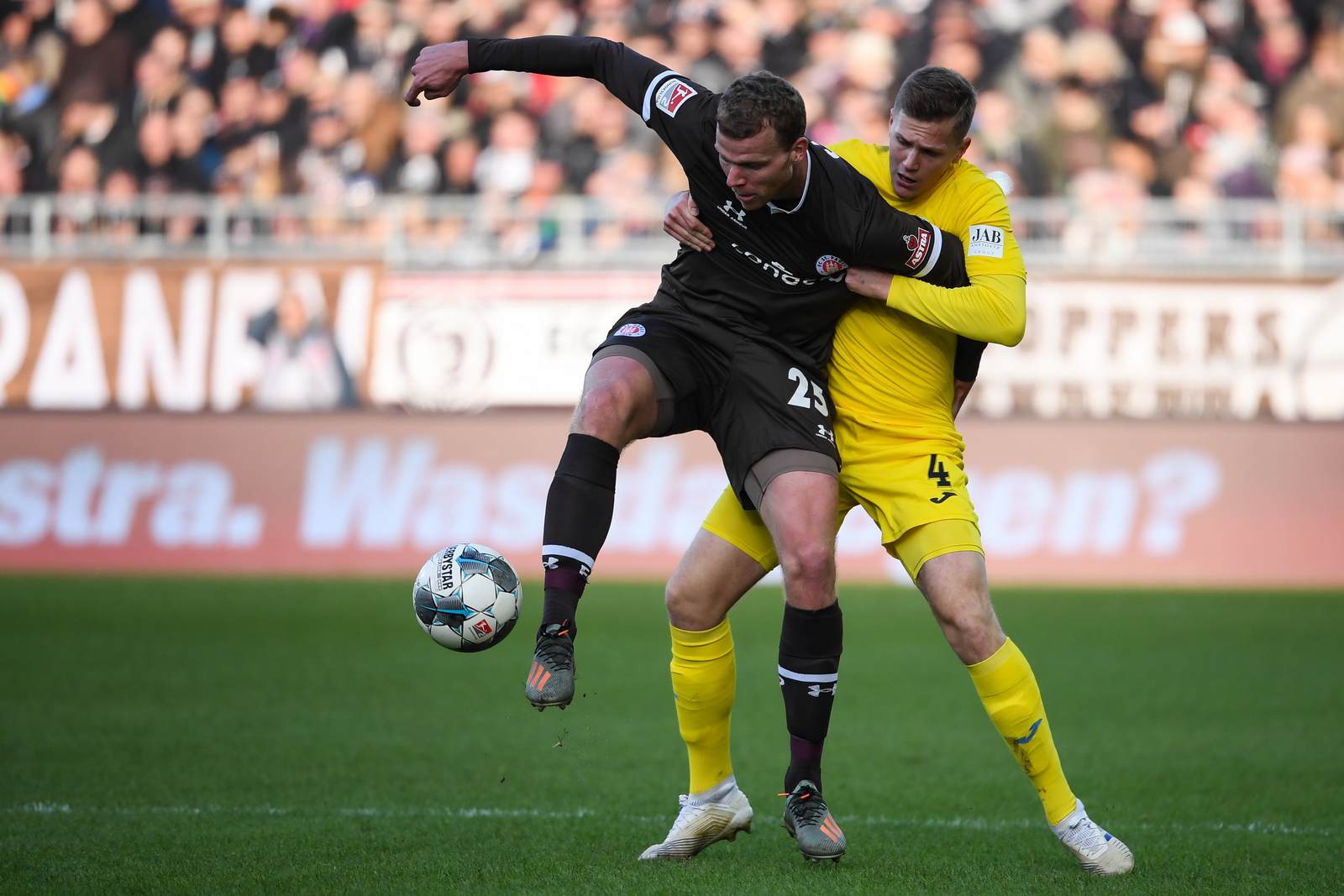 Henk Veerman, joakim nilsson, fc st pauli, arminia bielefeld, 2. bundesliga Henk Veerman gegen Joakim Nilsson