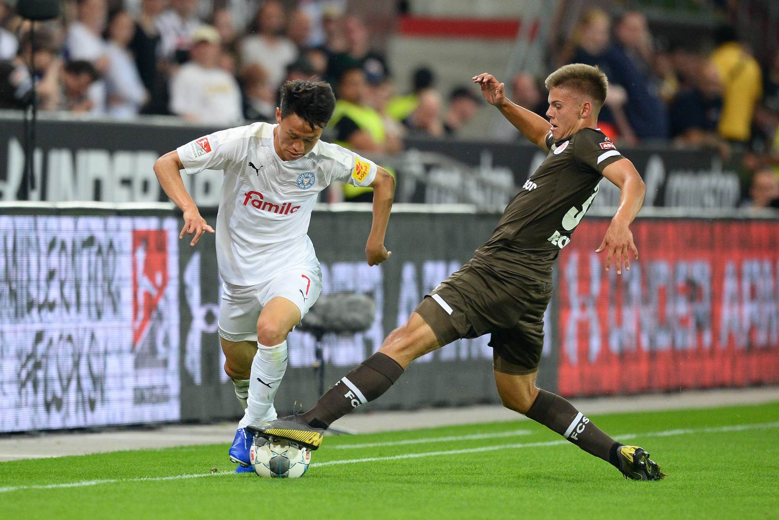 Jae Sung Lee, Finn Ole Becker, Holstein Kiel, FC St. Pauli, 2. bundesliga Jae Sung Lee gegen Finn Ole Becker.