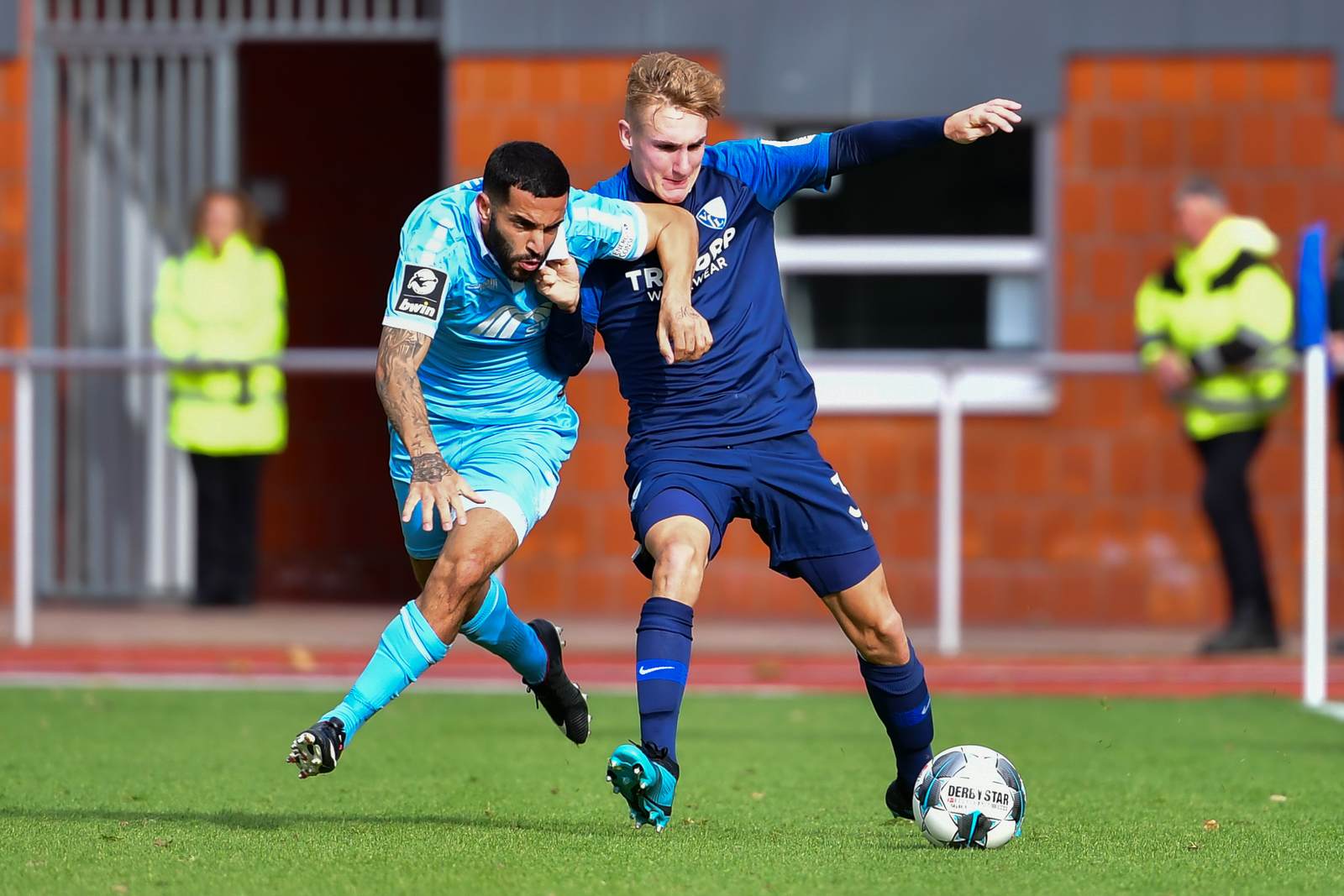 jan wellers, vfl bochum, 2. bundesliga Jan Wellers im Zweikampf