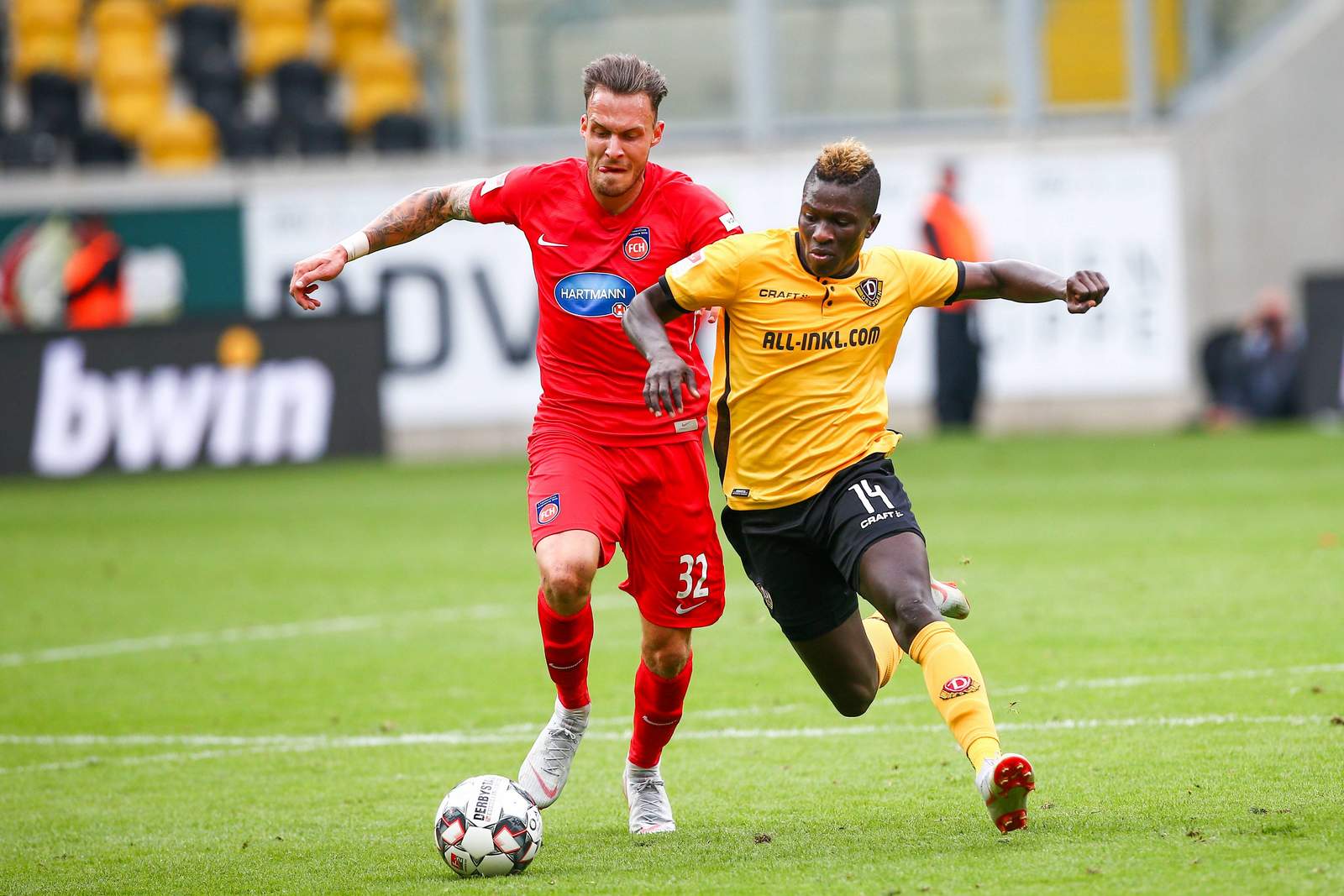 2. bundesliga, patrick schmidt, dynamo dresden, moussa kone Patrick Schmidt (l.) gegen Moussa Kone
