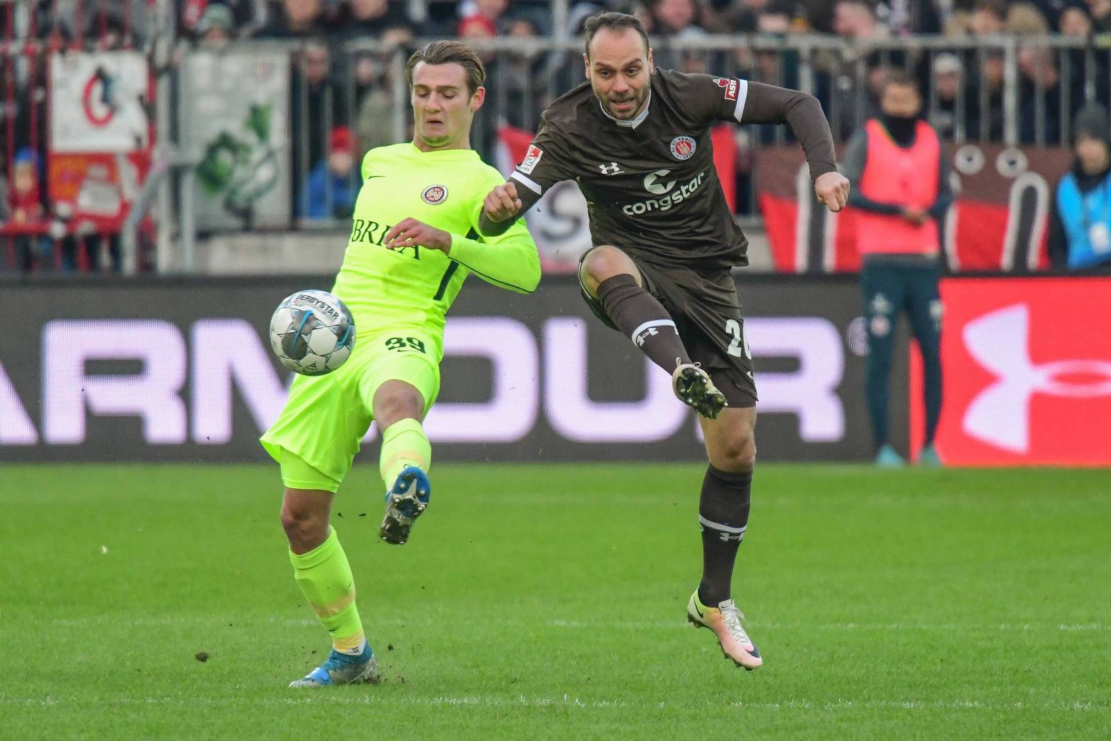 törles knöll, rico benatelli. wehen wiesbaden, fc st pauli, 2. bundesliga Törles Knöll gegen Rico Benatelli