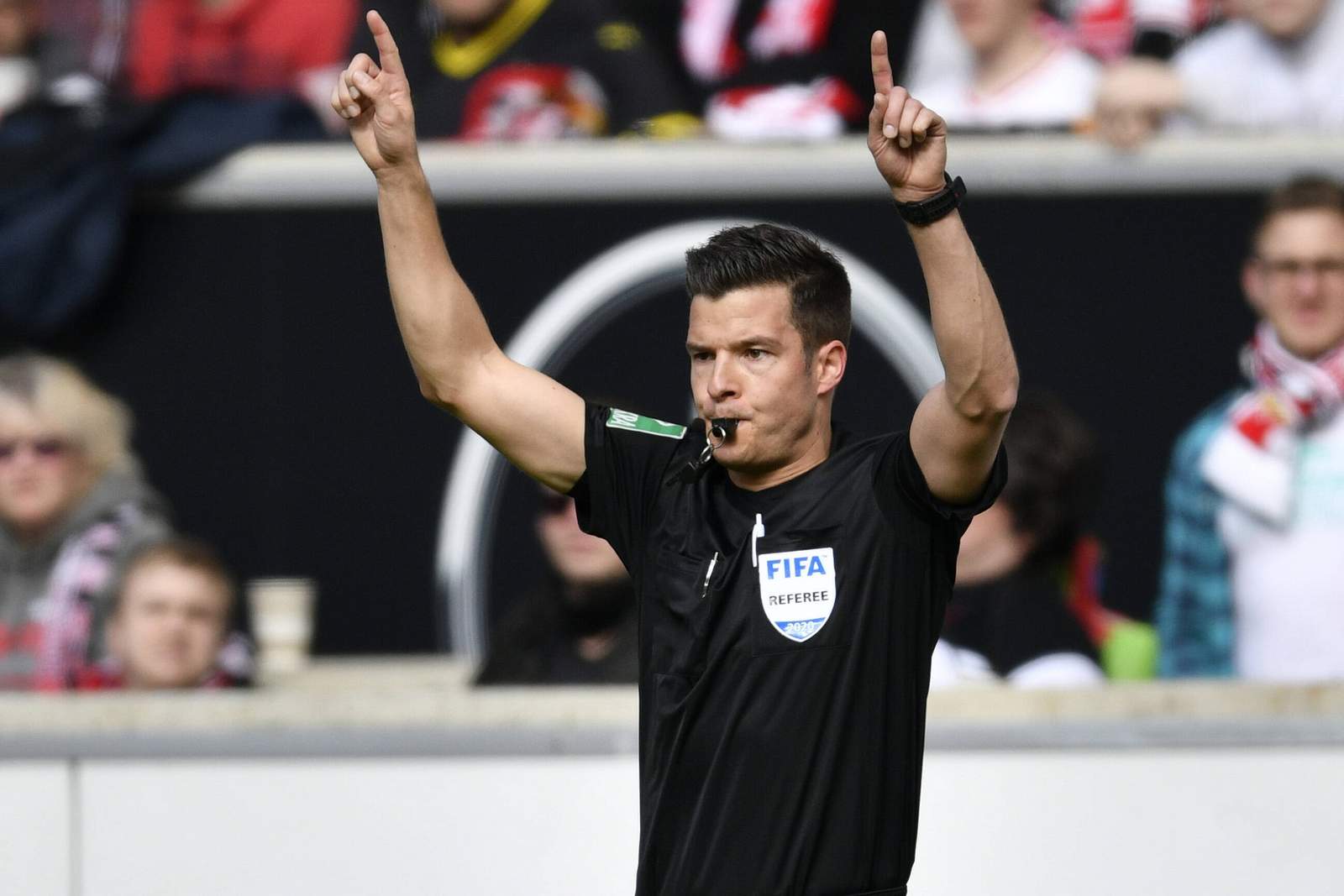 harm osmers, Schiedsrichter, 2. bundesliga Harm Osmers in Aktion
