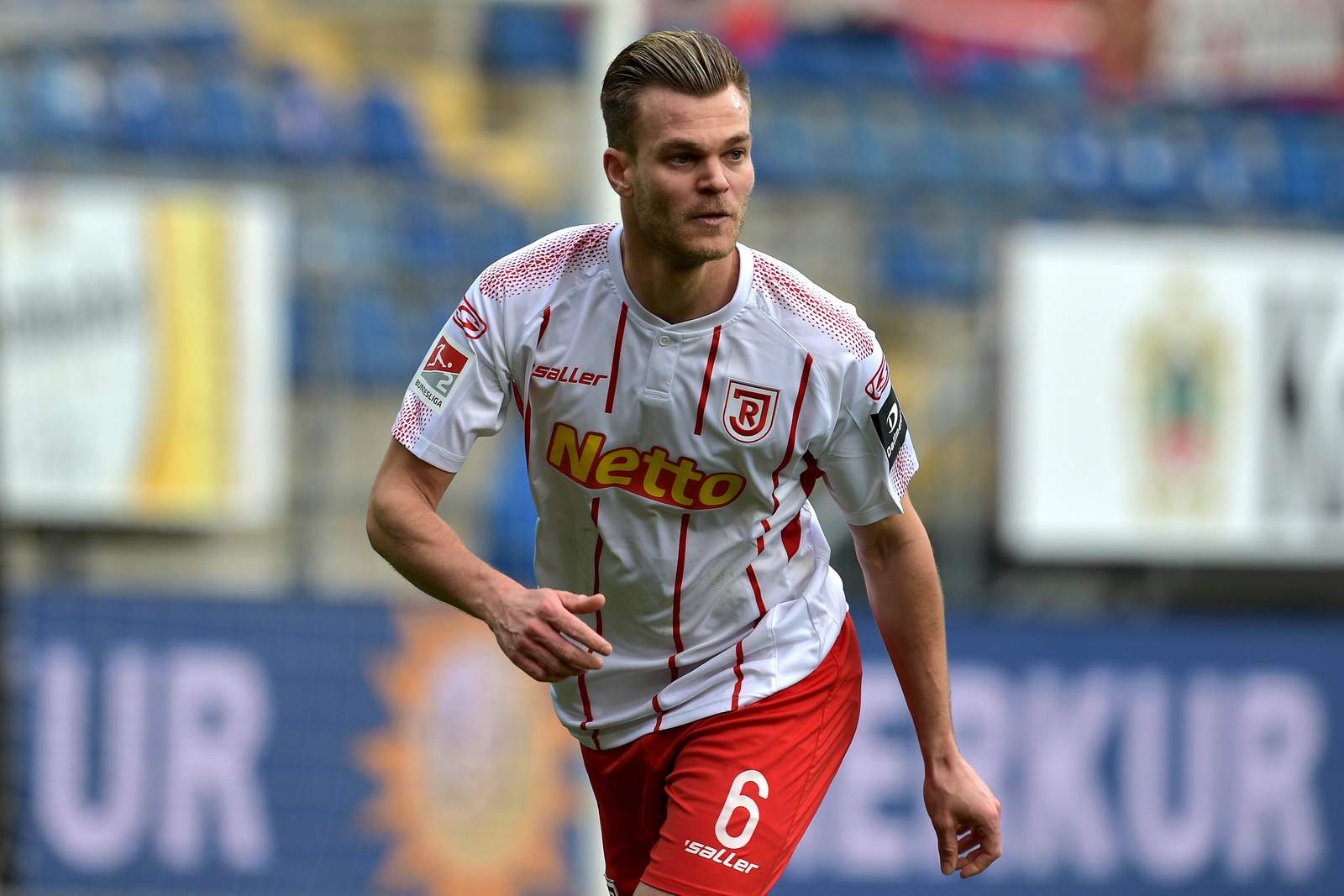 2. bundesliga, jahn regensburg, benedikt saller Benedikt Saller im Spiel gegen Bielefeld.