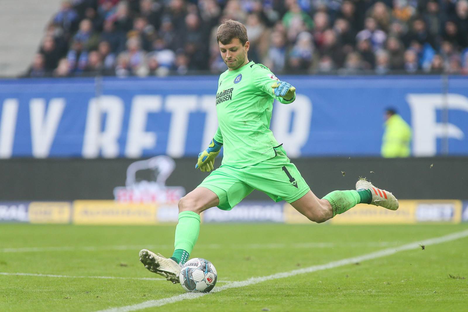 benjamin uphoff, 2. bundesliga, ksc Benjamin Uphoff beim Abschlag