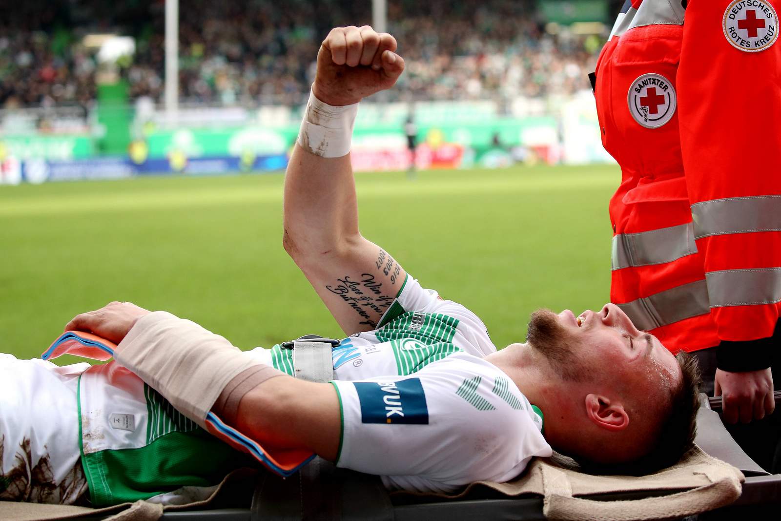 wittek arm verletzung fürth Maximilian Wittek wird nach Verletzung am Arm vom Platz getragen