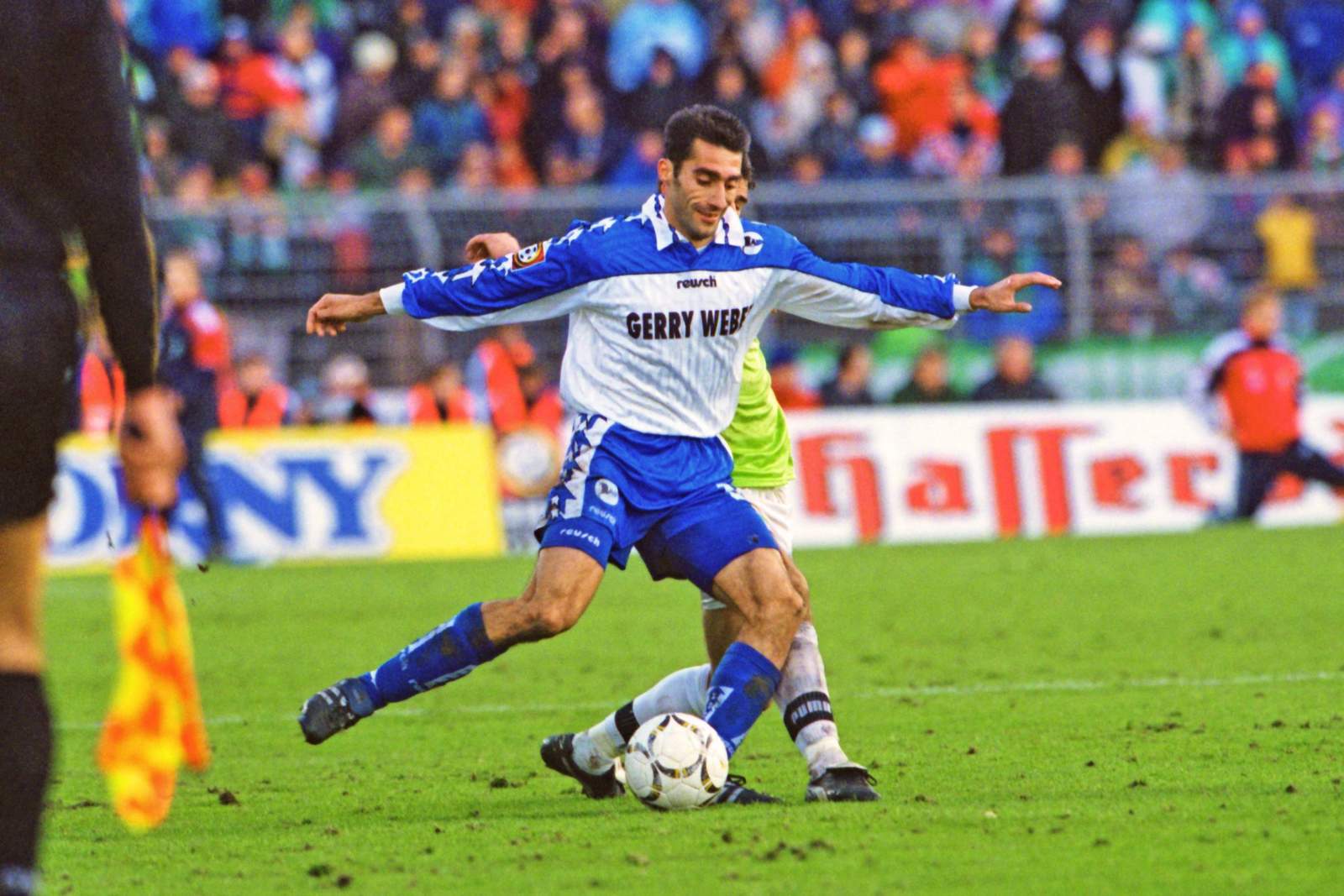 arminia bielefeld, thomas stratos Thomas Stratos im Zweikampf.