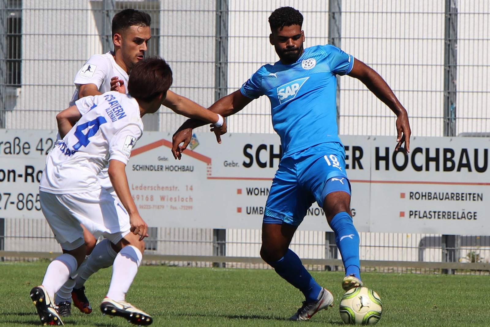 André Becker vom FC Astoria Walldorf im Zweikampf