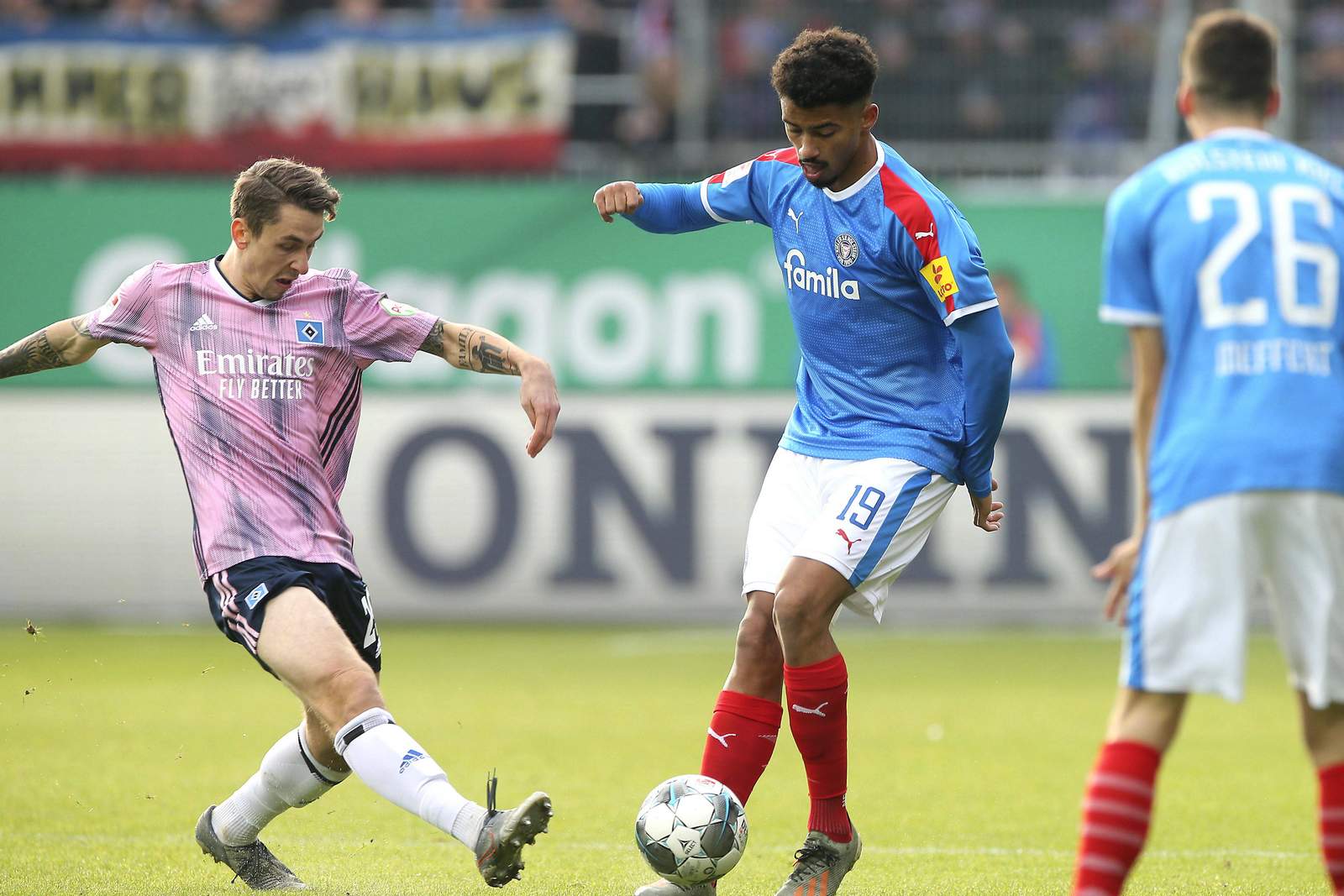 Adrian Fein vom HSV gegen Emmanuel Iyoha von Holstein Kiel