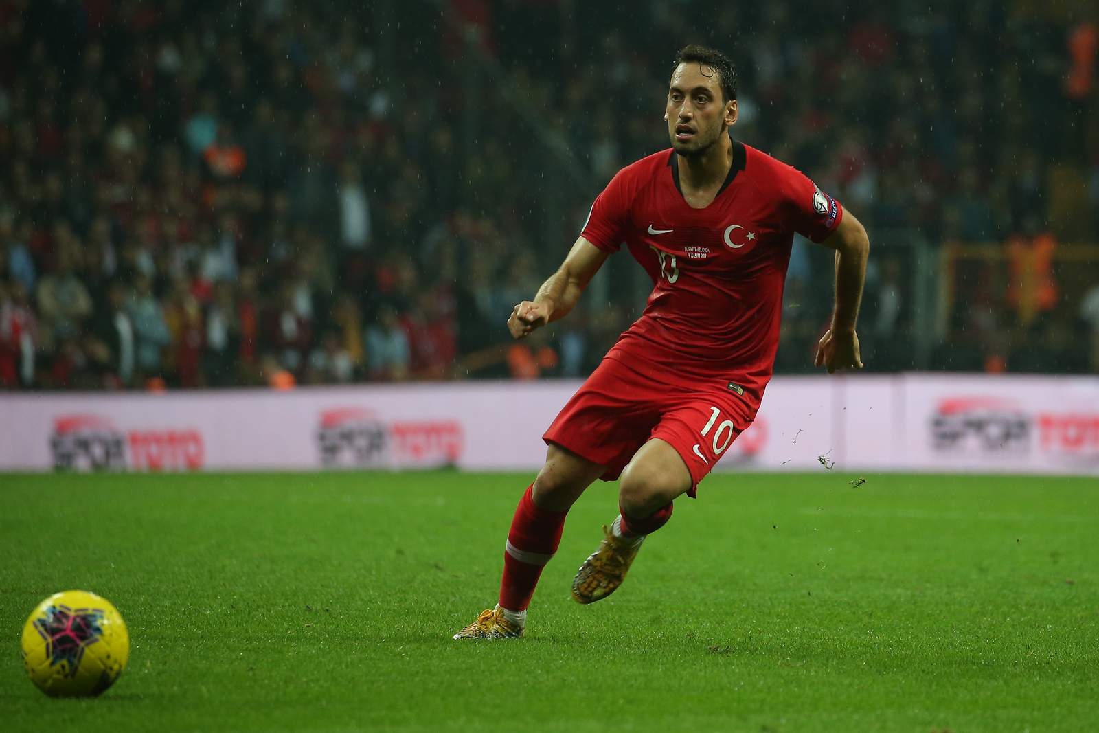 Hakan Calhanoglu am Ball für die Türkei. Jetzt auf Türkei vs Ungarn wetten