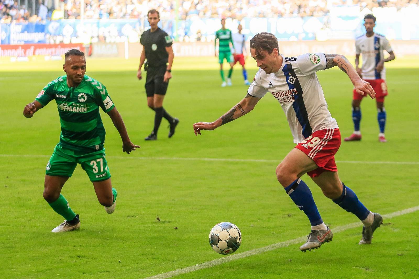 Julian Green von Greuther Fürth (l.) gegen Adrian Fein vom HSV.