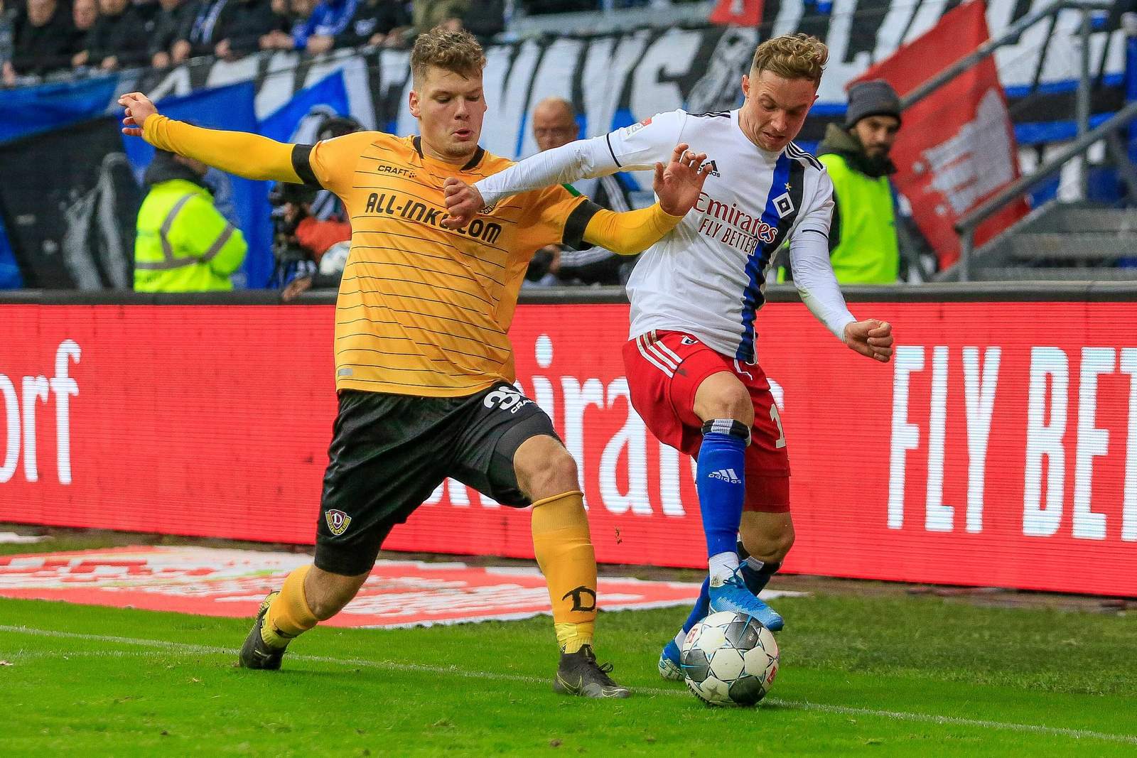 2. bundesliga, dynamo dresden, hsv, kevin ehlers, sonny kittel Kevin Ehlers (l) von Dynamo gegen Hamburgs Sonny Kittel (r.)