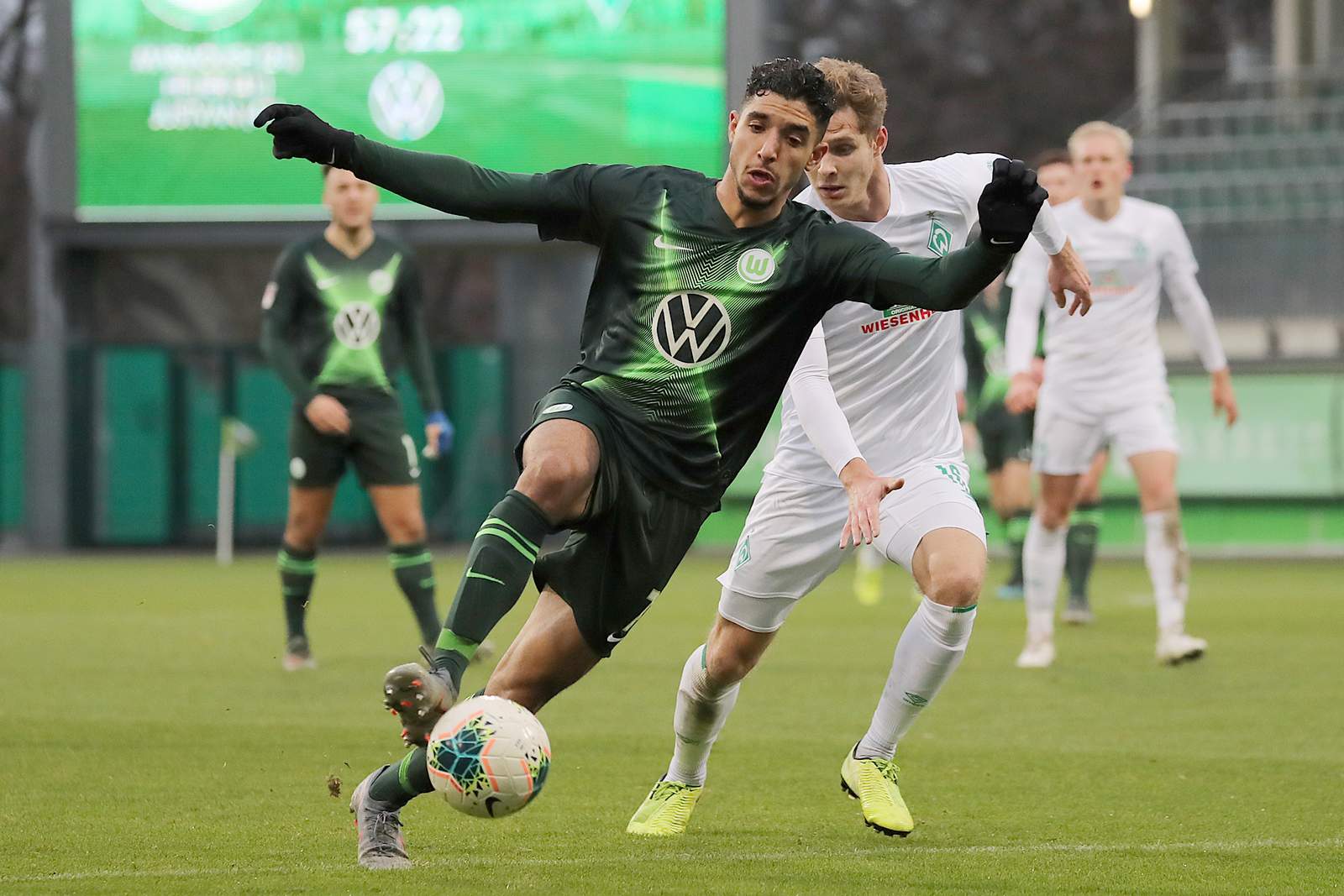 Omar Marmoush (l.) im Spiel gegen Werder Bremen II.