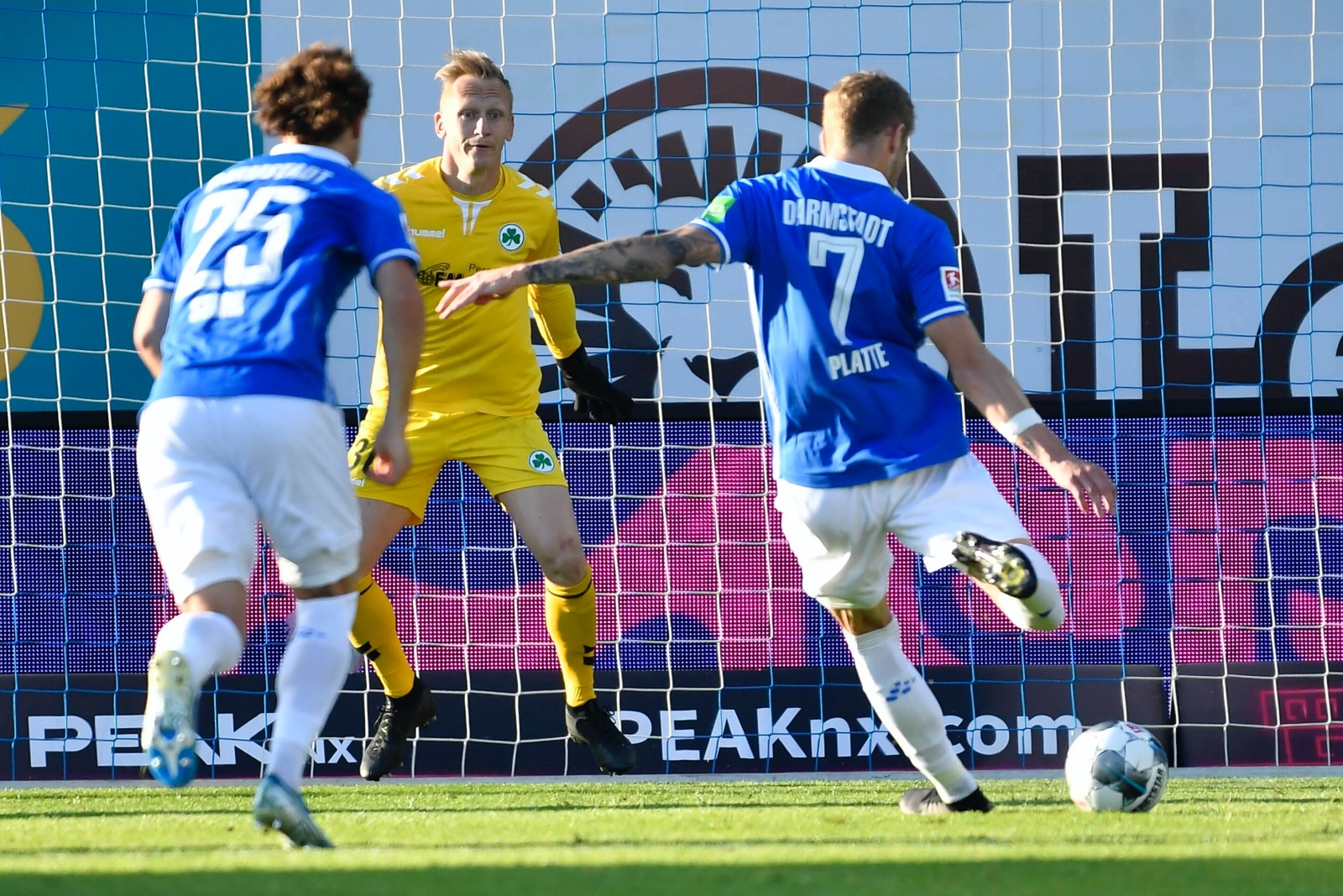 Felix Platte, Sascha Burchert, Greuther Fürth, Darmstadt 98, 2. bundesliga Felix Platte beim Elfmeter gegen Sascha Burchert