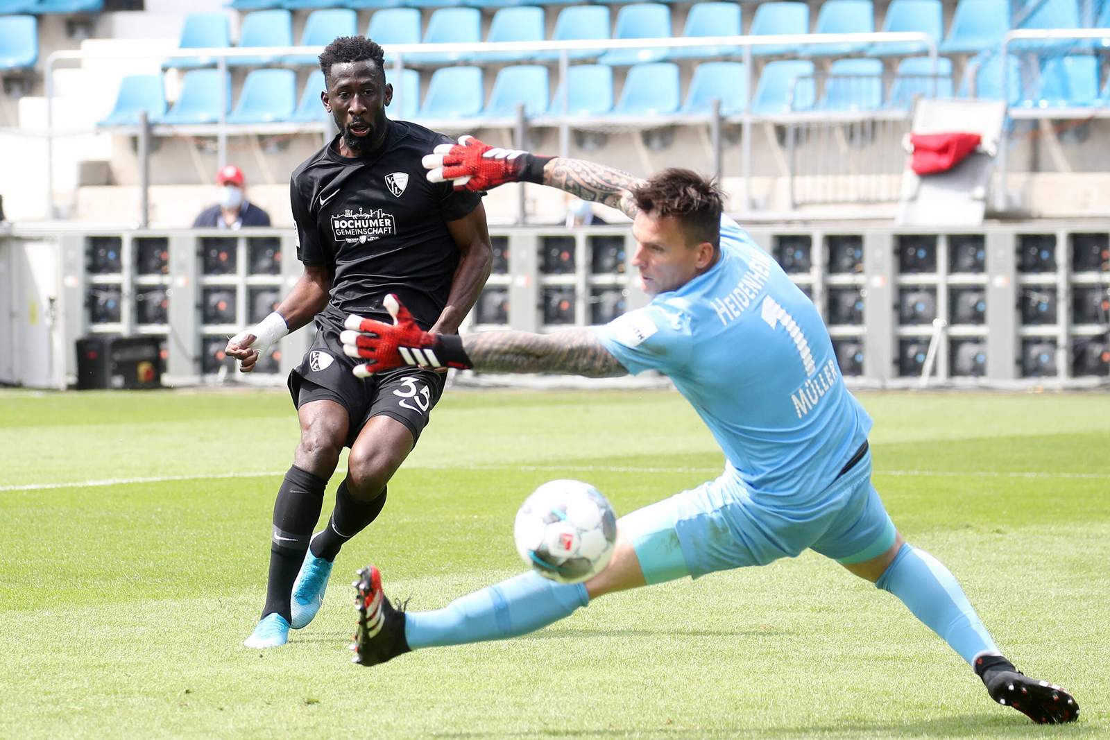 2. bundesliga, vfl bochum, silvere ganvoula Silvère Ganvoula (l.) trifft gegen Heidenheim.
