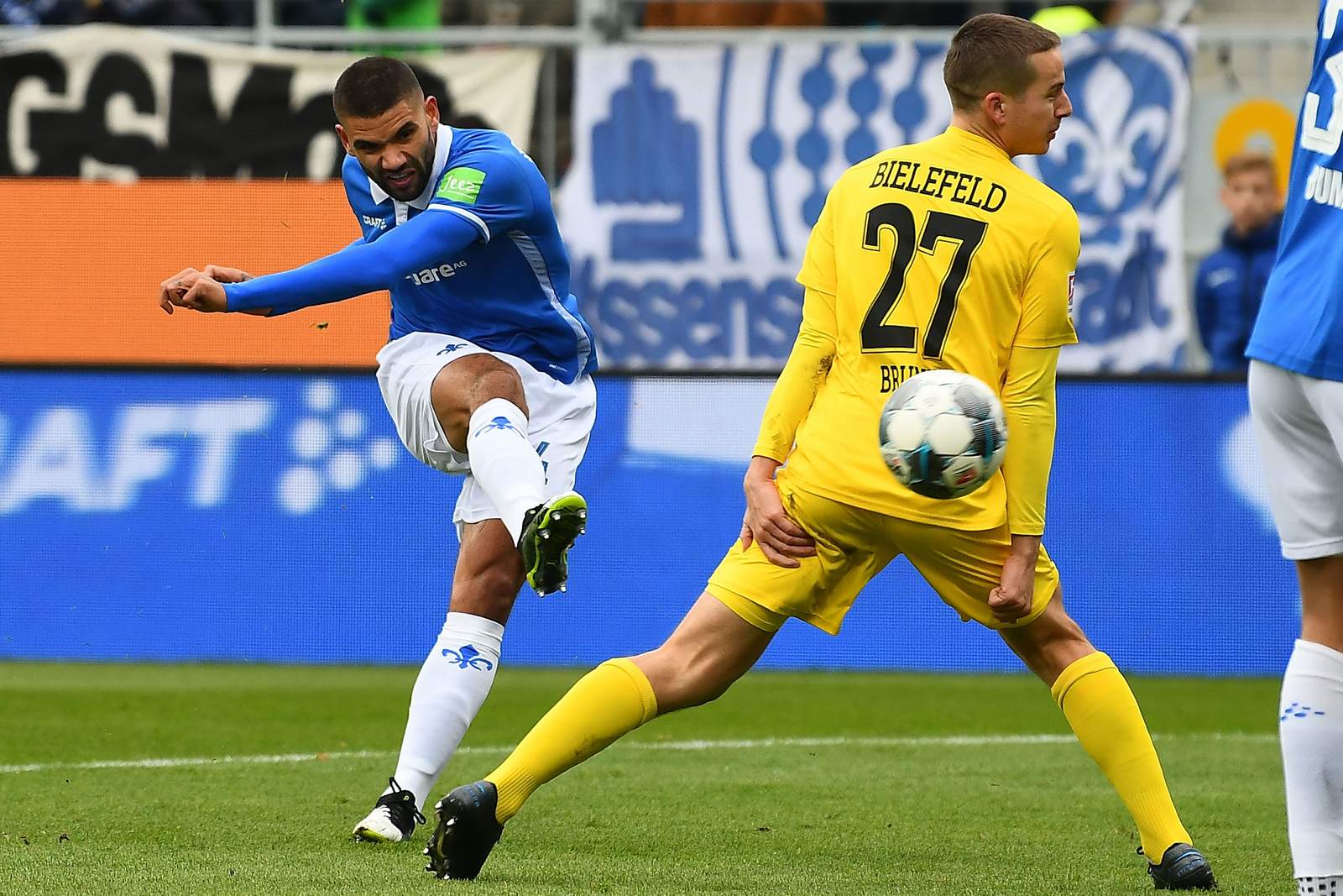 2. bundesliga, darmstadt 98, victor palsson, arminia bielefeld, cedric brunner Darmstads Victor Palsson gegen Bielefeld Cedric Brunner.