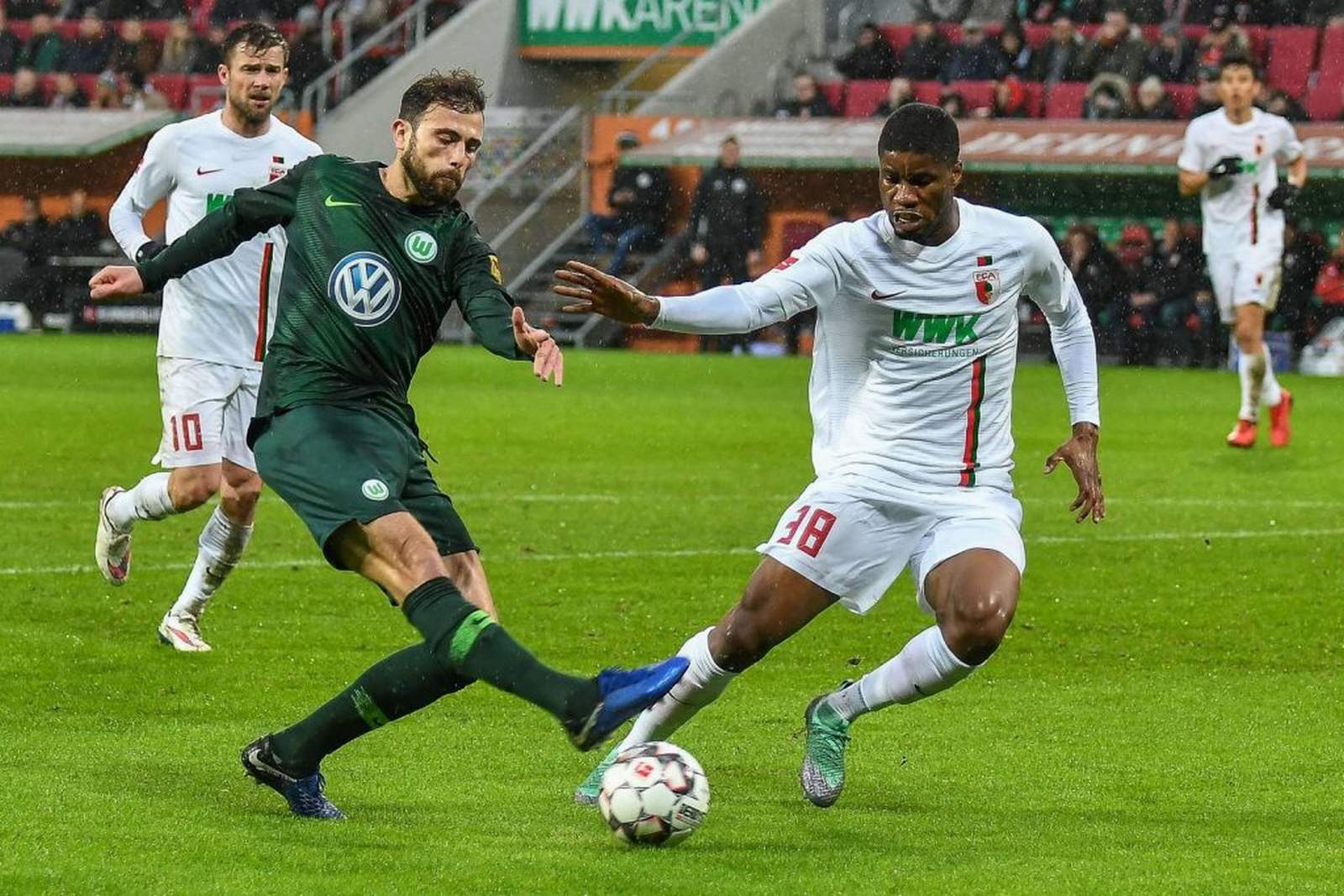 Admir Mehmedi vom VfL Wolfsburg gegen Kevin Danso vom FC Augsburg