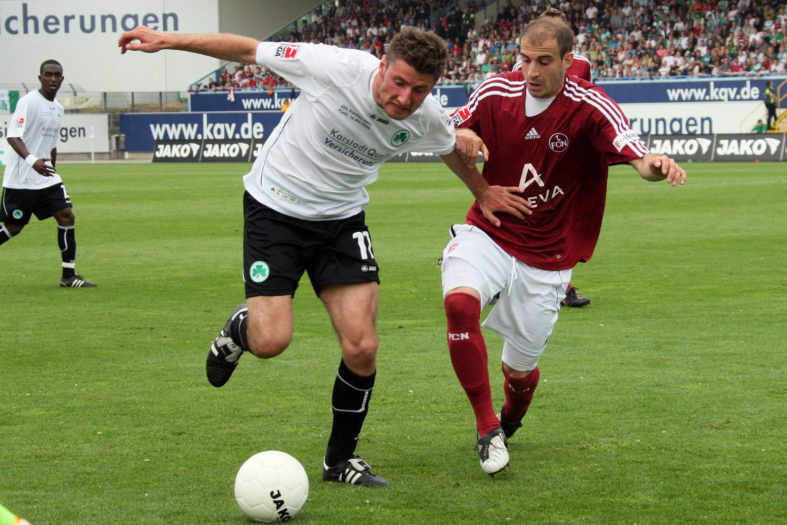 2. bundesliga, greuther fürth, stefan reisinger, 1. fc nürnberg, javier pinola Stefan Reisinger von Greuther Fürth (l.) gegen Nürnbergs Javier Pinola.