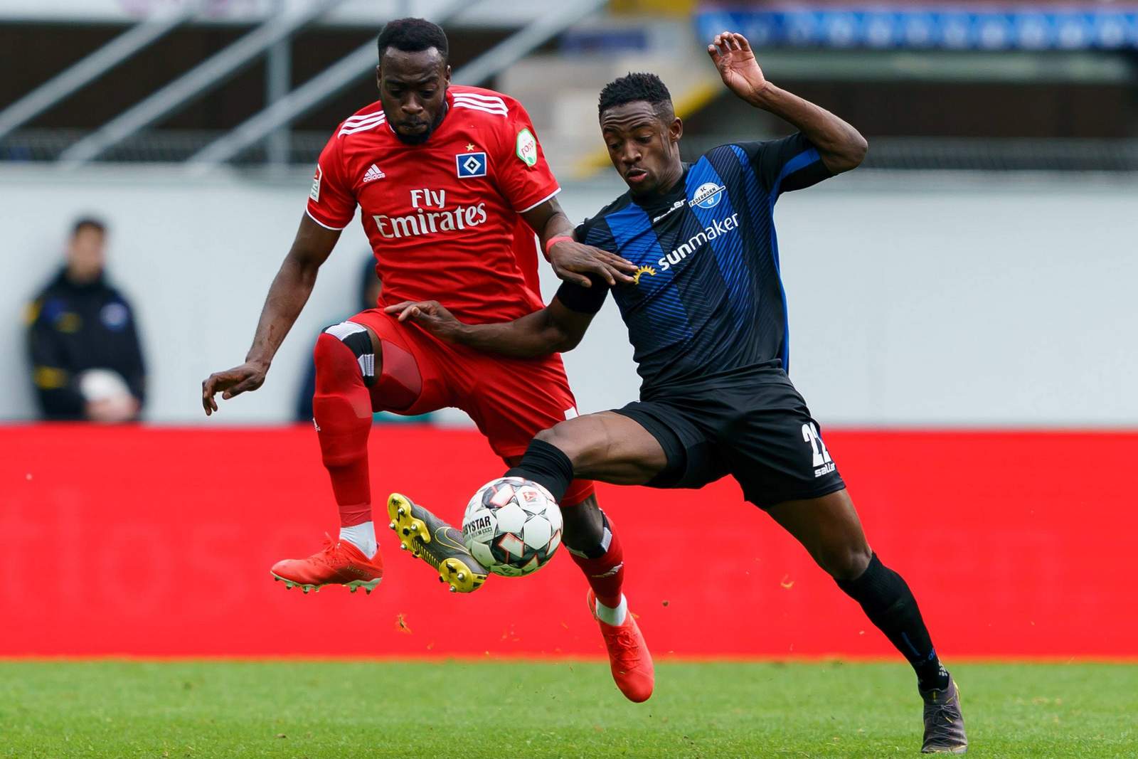 Khaled Narey vom HSV gegen Christopher Antwi-Adjei vom SC Paderborn