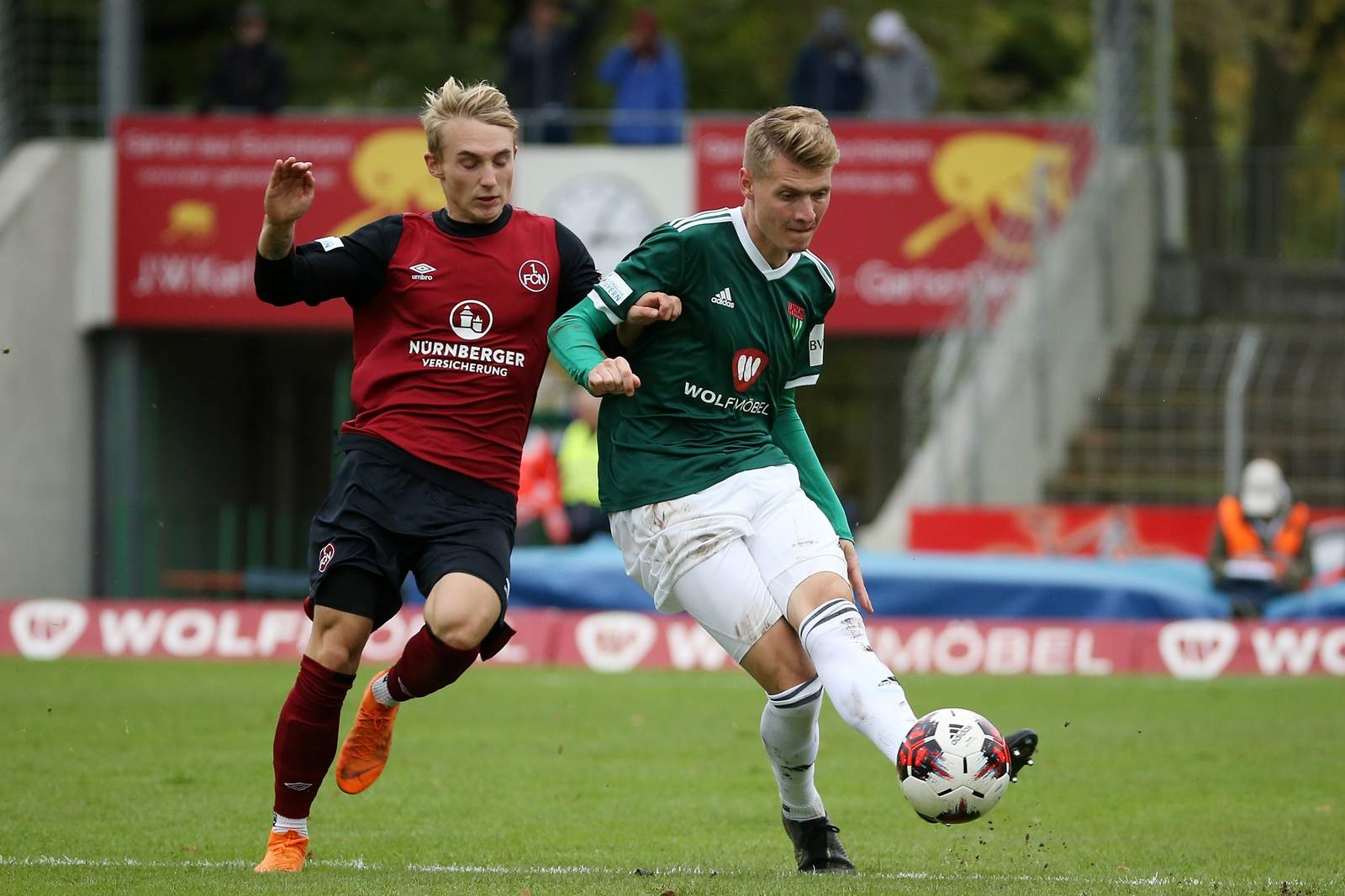 Pius Krätschmer vom FC Schweinfurt gegen Philipp Harlass von der Nürnberg U23