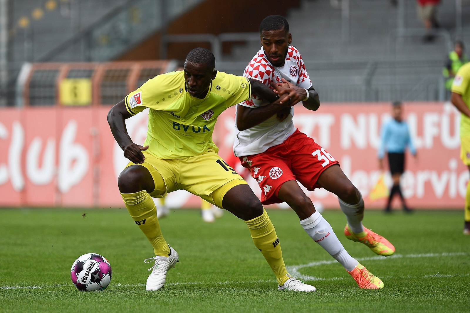 Douglas, Suliman Marlon Mustapha, würzburger kickers, mainz 05 Douglas gegen Suliman Marlon Mustapha