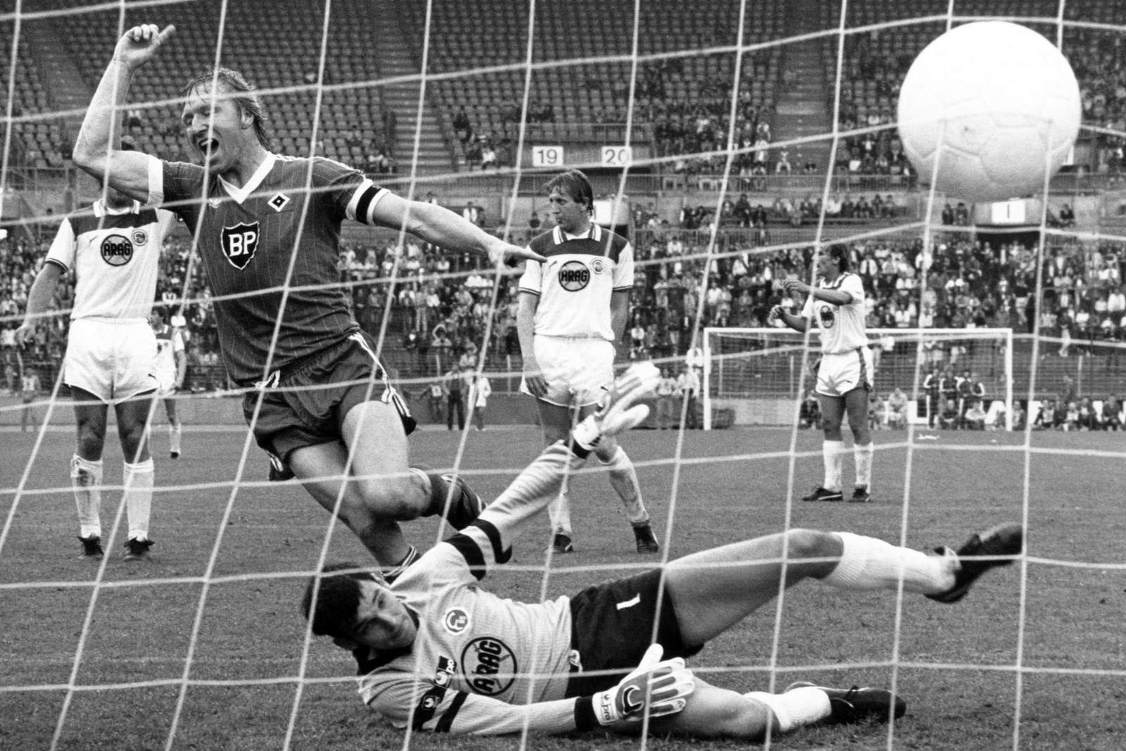 hrubesch hsv bücher fortuna 2.bundesliga Trifft Hamburg wieder wie Hrubesch 1982? Jetzt auf HSV vs Fortuna Düsseldorf wetten