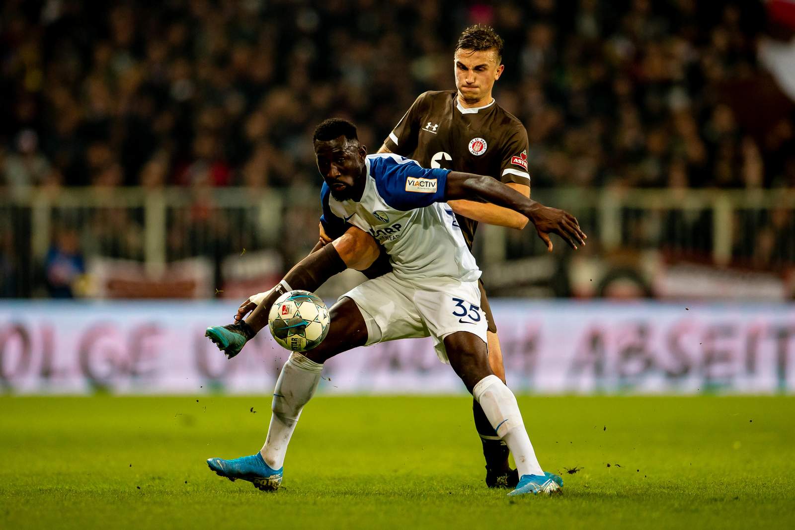 Silvere Ganvoula vom VfL Bochum gegen Philipp Ziereis vom FC St. Pauli