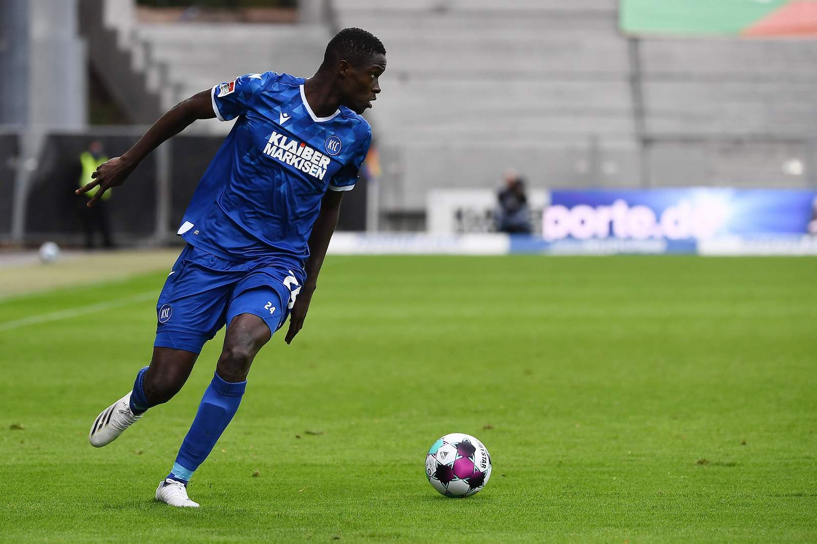 2. bundesliga, ksc, babacar gueye Babacar Gueye am Ball.