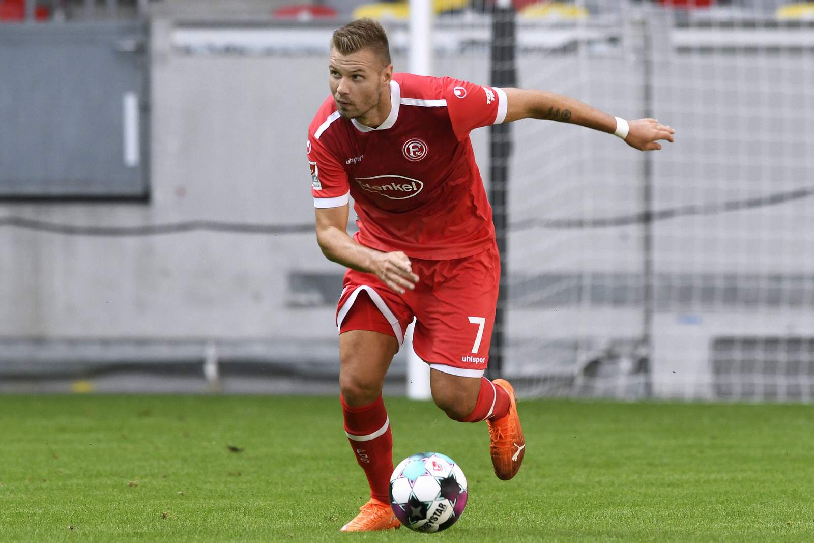 2. bundesliga, florian hartherz, fortuna düsseldorf Florian Hartherz am Ball.