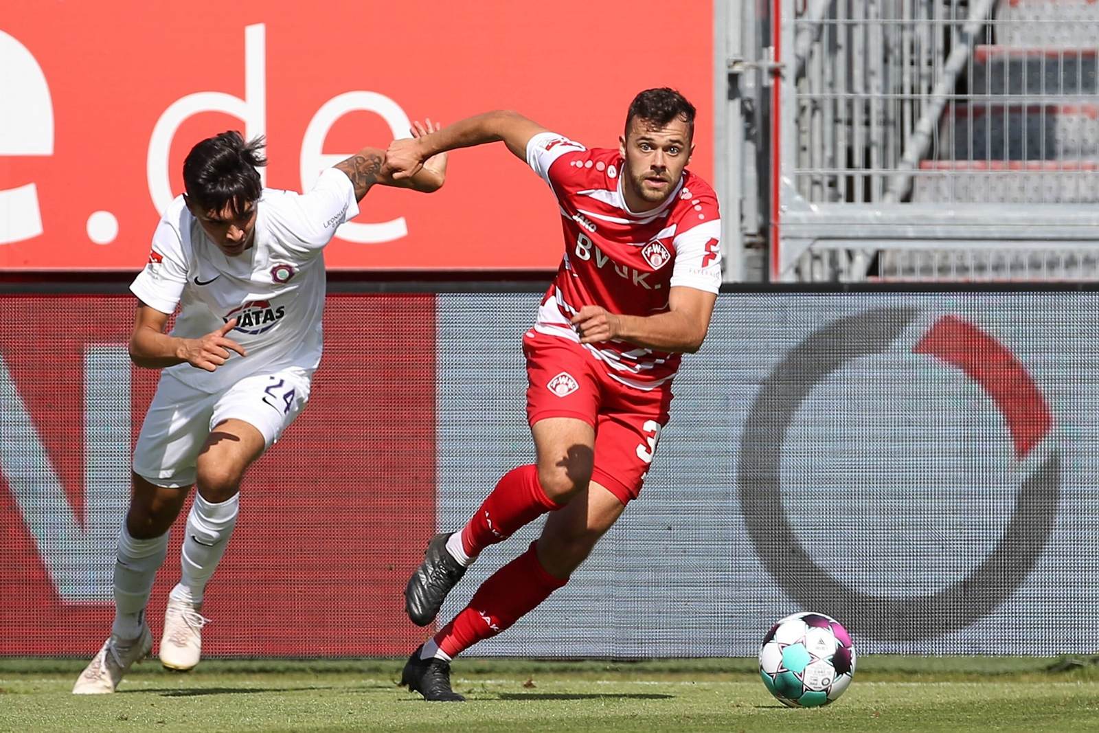 2. bundesliga, würzburger kickers, robert herrmann Robert Herrmann (r.) gegen John-Patrick Strauß