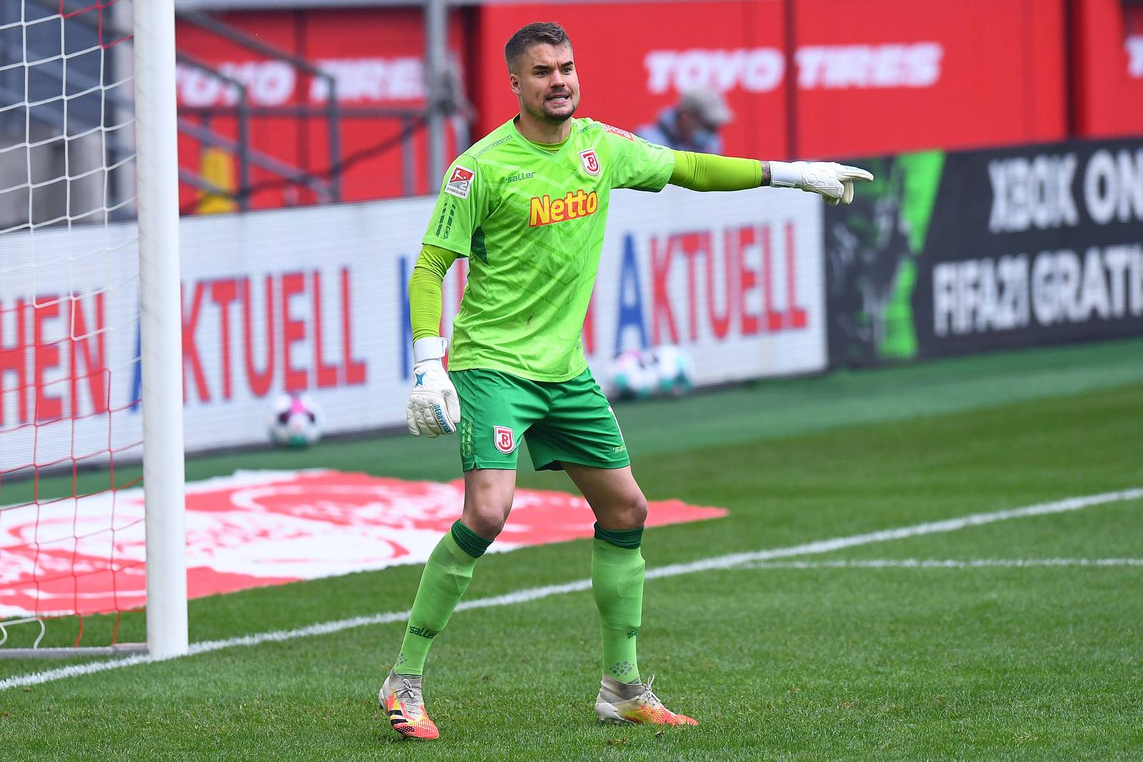 2. bundesliga, jahn regensburg, alexander meyer Alexander Meyer gibt Anweisungen.
