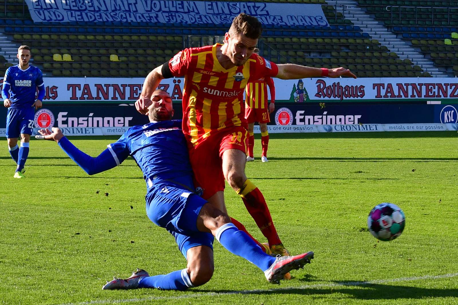 gordon ksc 2. bundesliga Daniel Gordon gewinnt Zweikampf beim Spiel KSC vs Paderborn