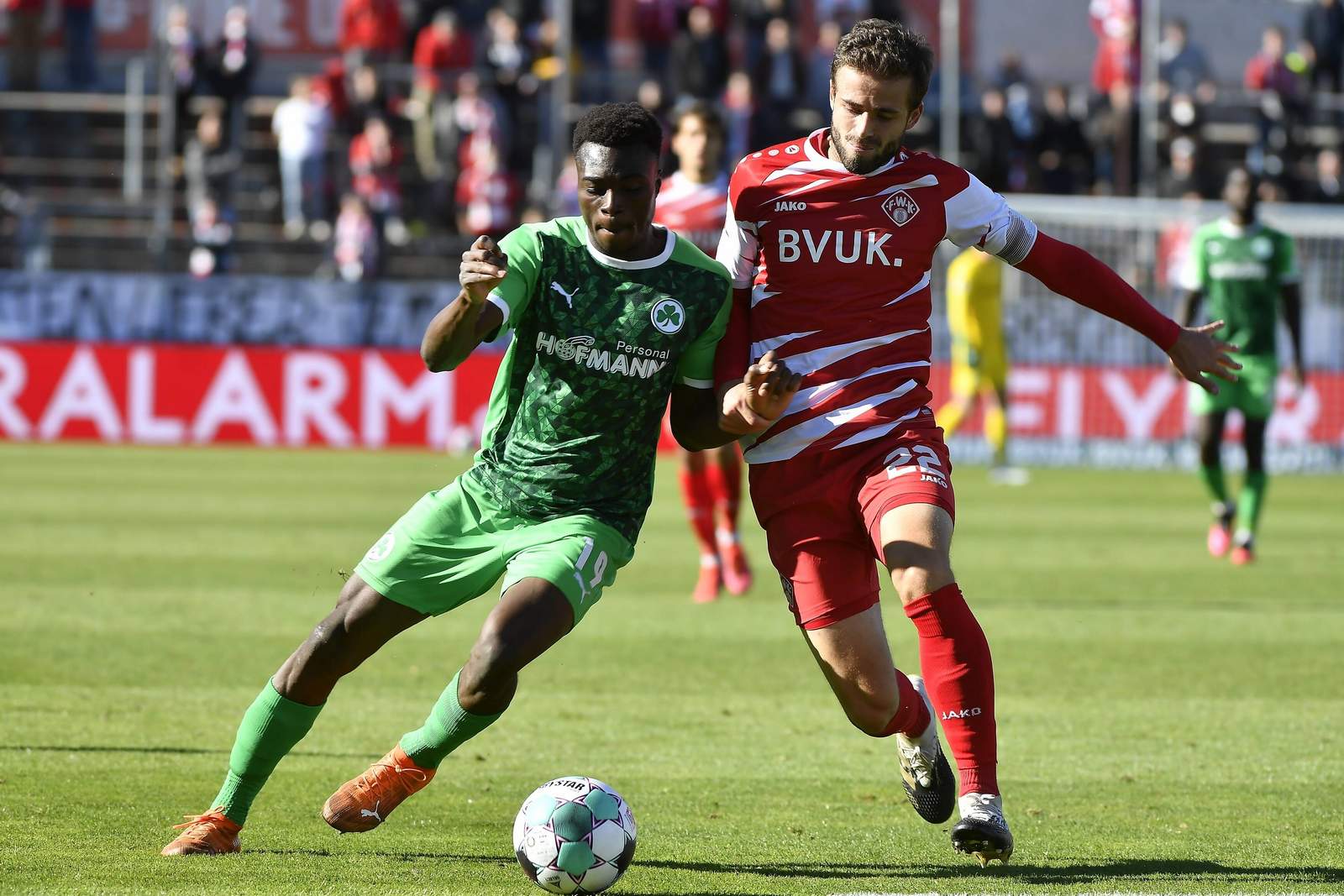 2. bundesliga, greuther fürth, dickson abiama, würzburger kickers, daniel hägele Dickson Abiama gegen Würzburgs Daniel Hägele.