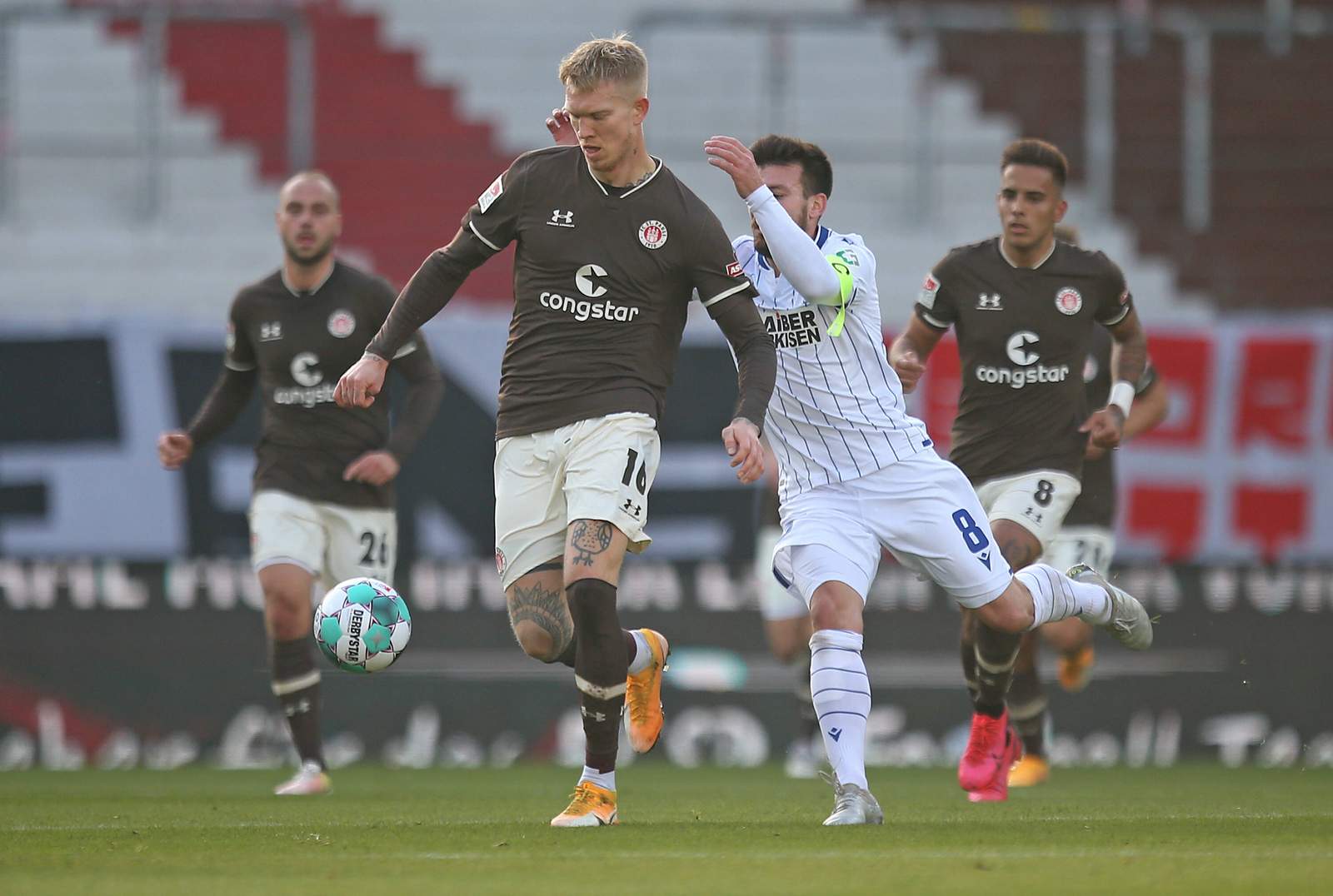 2. bundesliga, fc. st pauli, simon makienok, ksc, jerome gondorf Simon Makienok gegen Karlsruhes Jerome Gondorf.