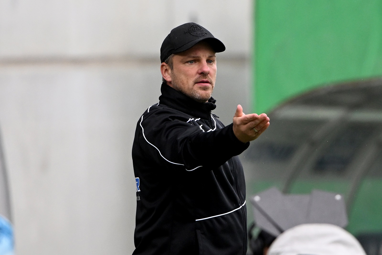 Paderborns Trainer Lukas Kwasniok gestikuliert an der Seitenlinie. © picture alliance/dpa | Jens Niering