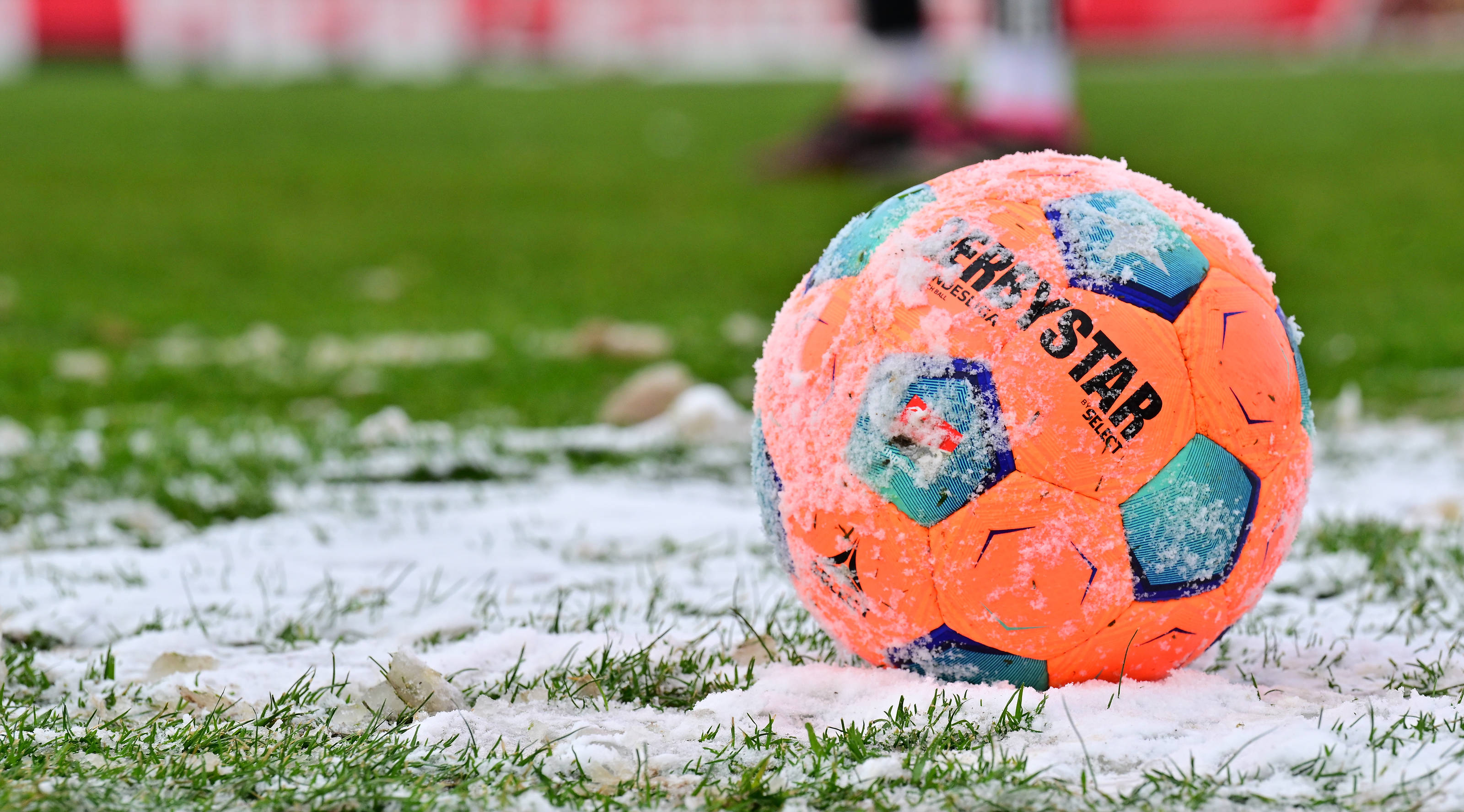 2. Bundesliga im Winter, der Winterball in orange in leichtem Schnee