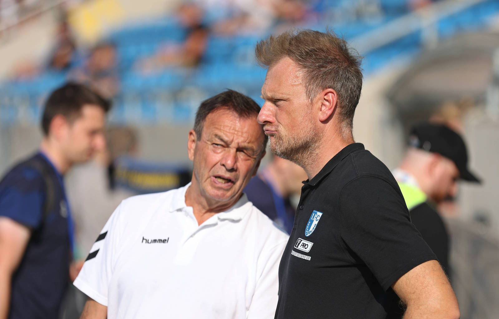 Otmar Schork (l.) und Markus Fiedler diskutieren noch über den Kader. © IMAGO / Fussball-News Saarland